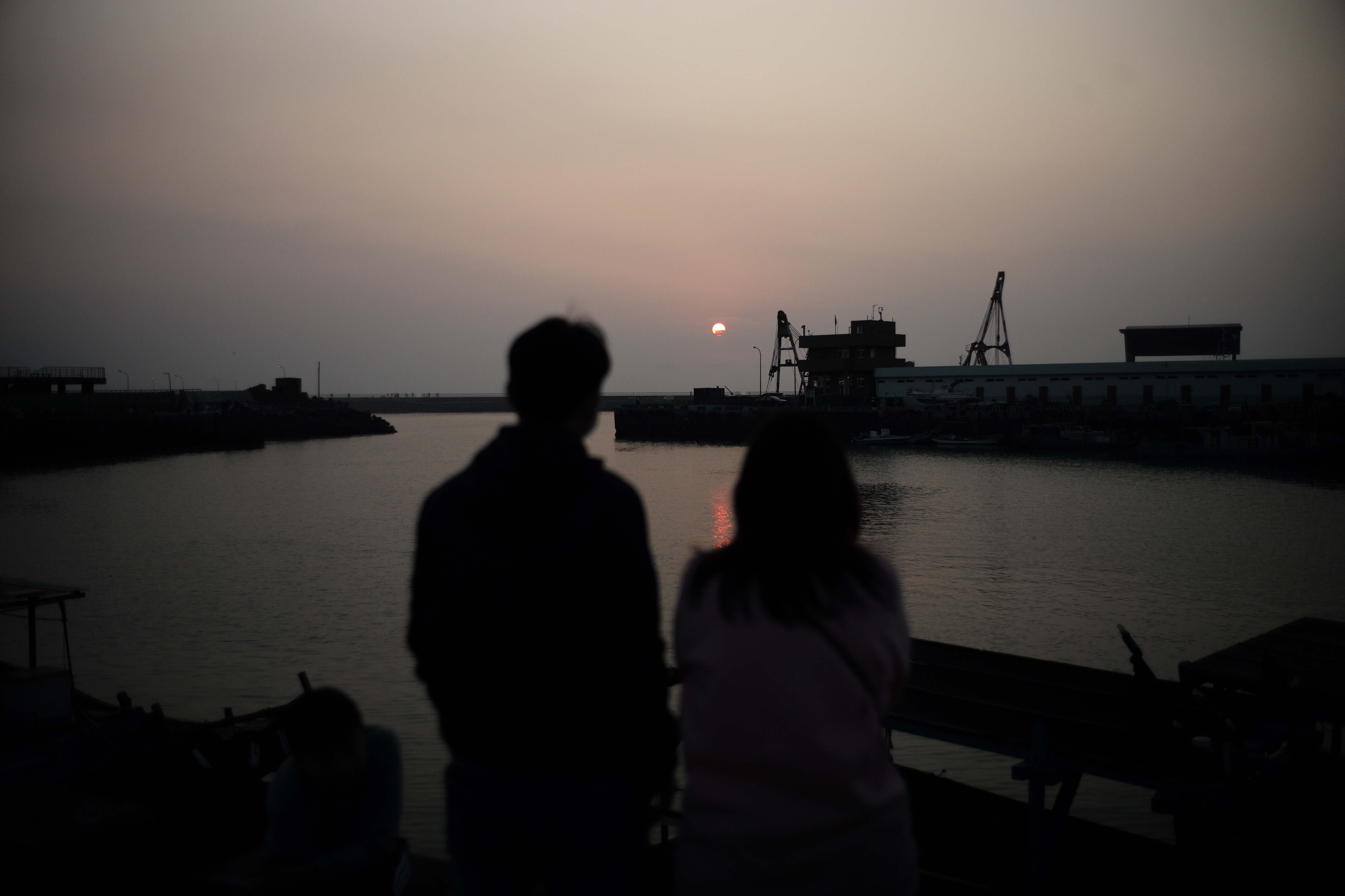 竹圍漁港的夕陽在樂聲包圍中緩緩落下。