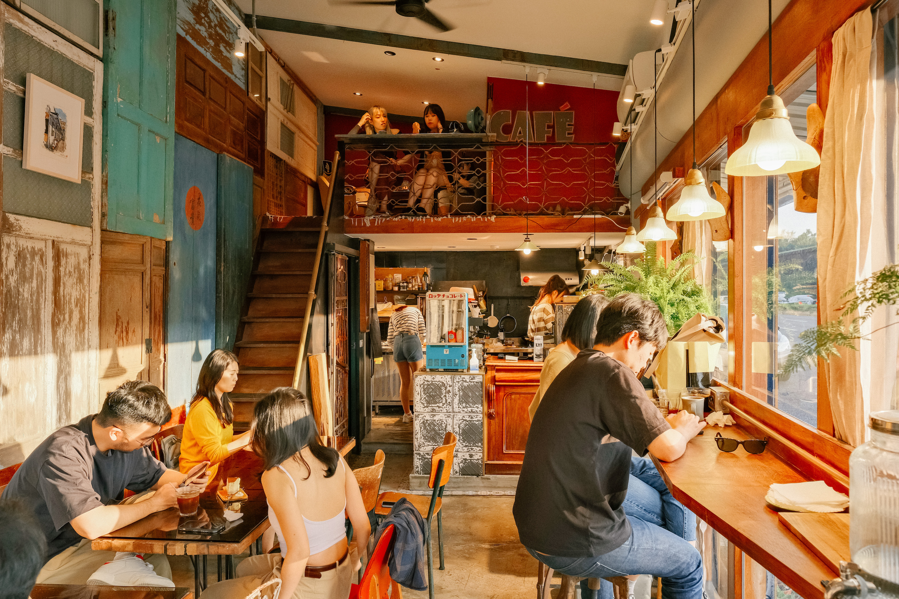 夕陽斜射的光芒透進咖啡廳，讓整體空間更顯溫潤感。