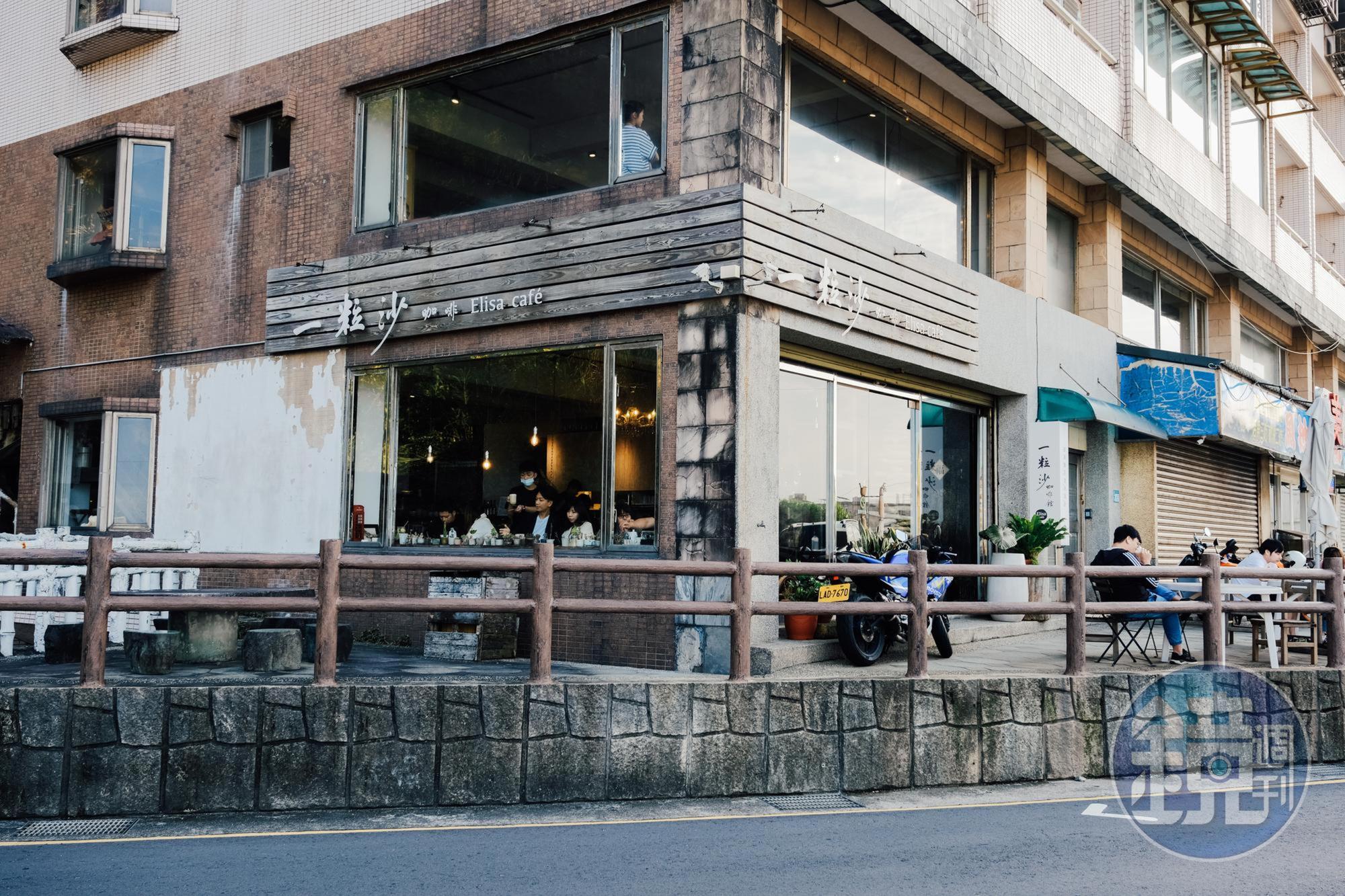 「一粒沙咖啡館」就位在漁港旁的公路上。