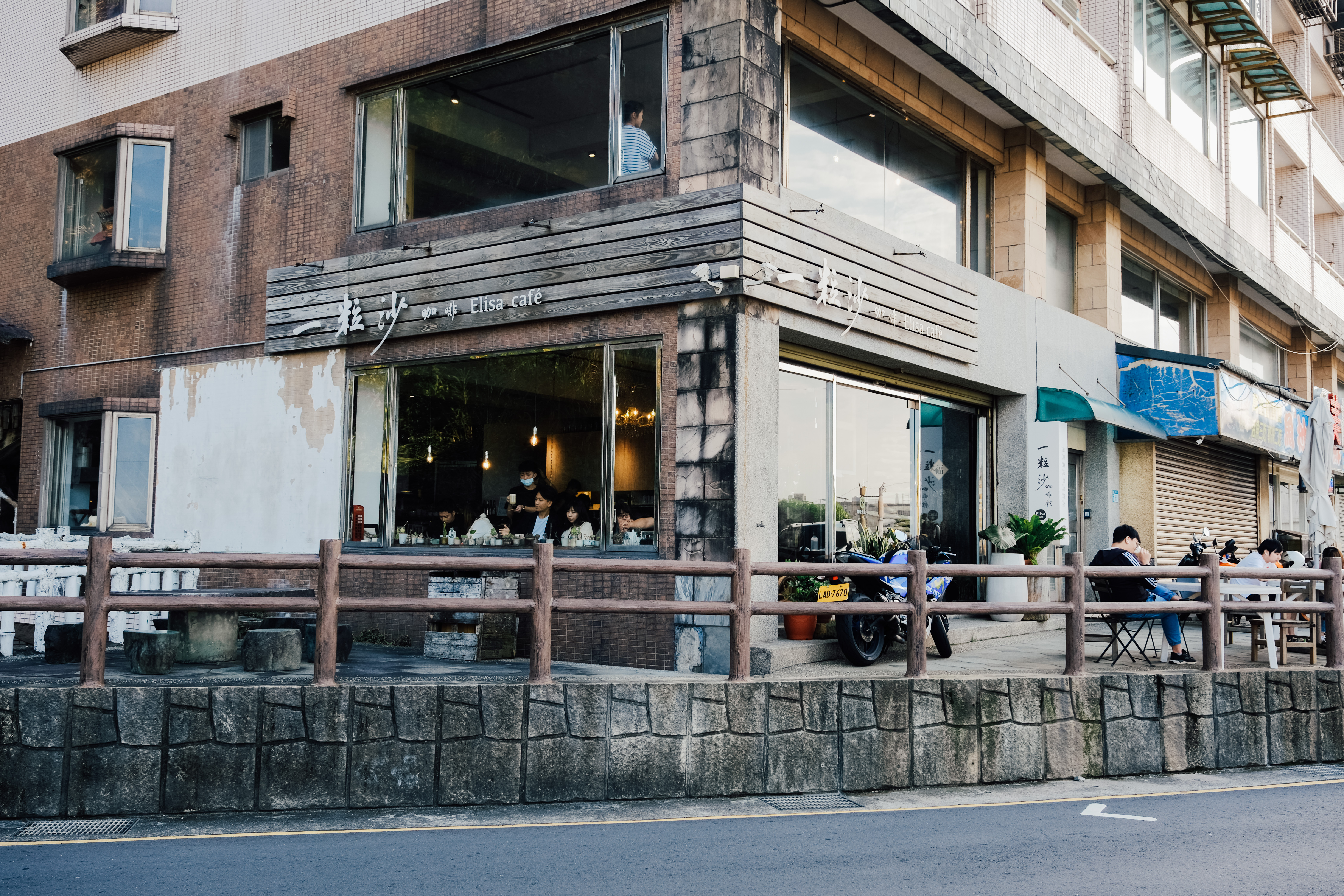 「一粒沙咖啡館」就位在漁港旁的公路上。