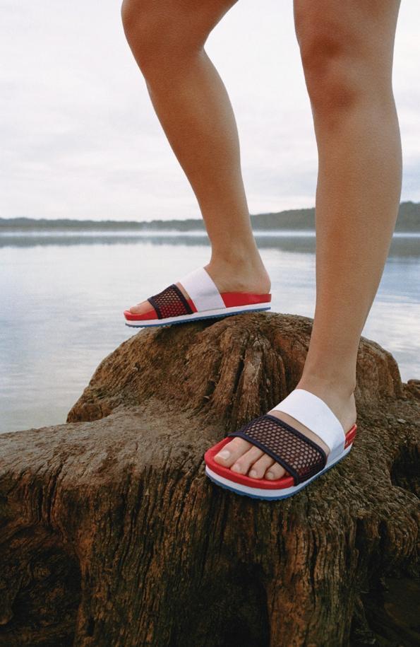 adidas by Stella McCartney的2021春夏新作BEACH DEFENDER系列，秉持崇尚環保的精神，推出永續、時尚的運動機能系列服飾。（adidas）