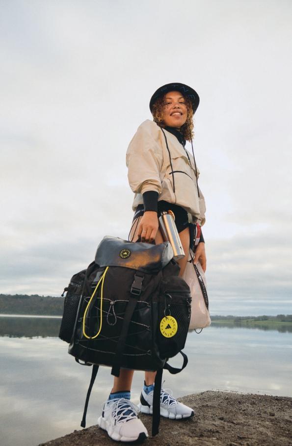.adidas by Stella McCartney BEACH DEFENDER系列米白色系衝鋒上衣，不拘束的寬鬆剪裁讓穿著者可以自由靈活移動。NT$8,800。（adidas）