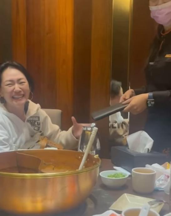 小S演「奧客」維妙維肖,最後忍不住笑了出來。(翻攝自小S 徐熙娣臉書)