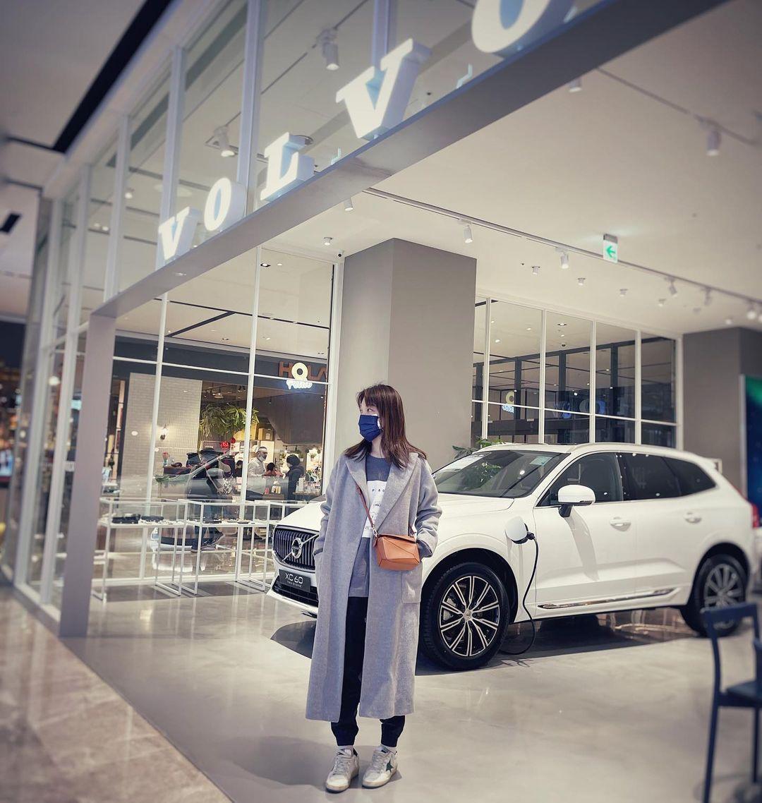 蔡旻紋巡店的#ootd(本日裝扮)她肩背Loewe焦糖色小牛皮迷你Puzzle多功能包,NT$67,000.00。(翻攝自蔡旻紋IG)