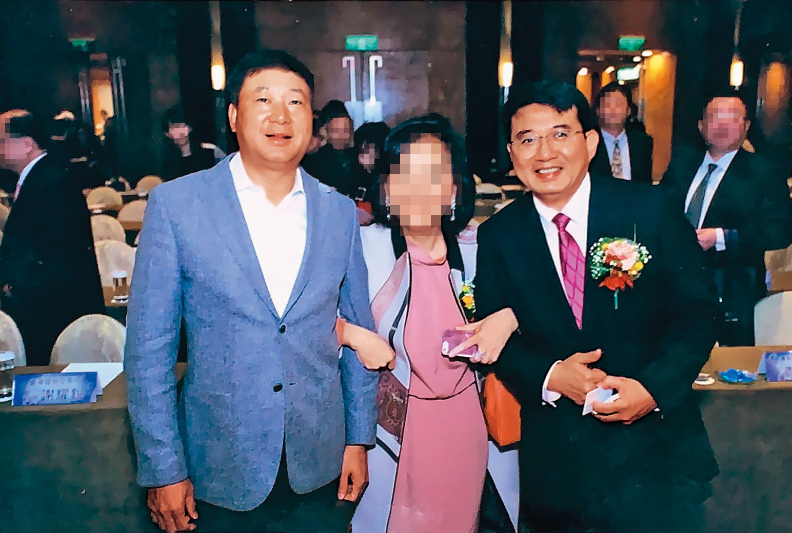 中國地產大亨王命亮（左1）與康友前任董事長黃文烈（右1）涉嫌聯手掏空康友，已遭北檢發布通緝。（讀者提供）