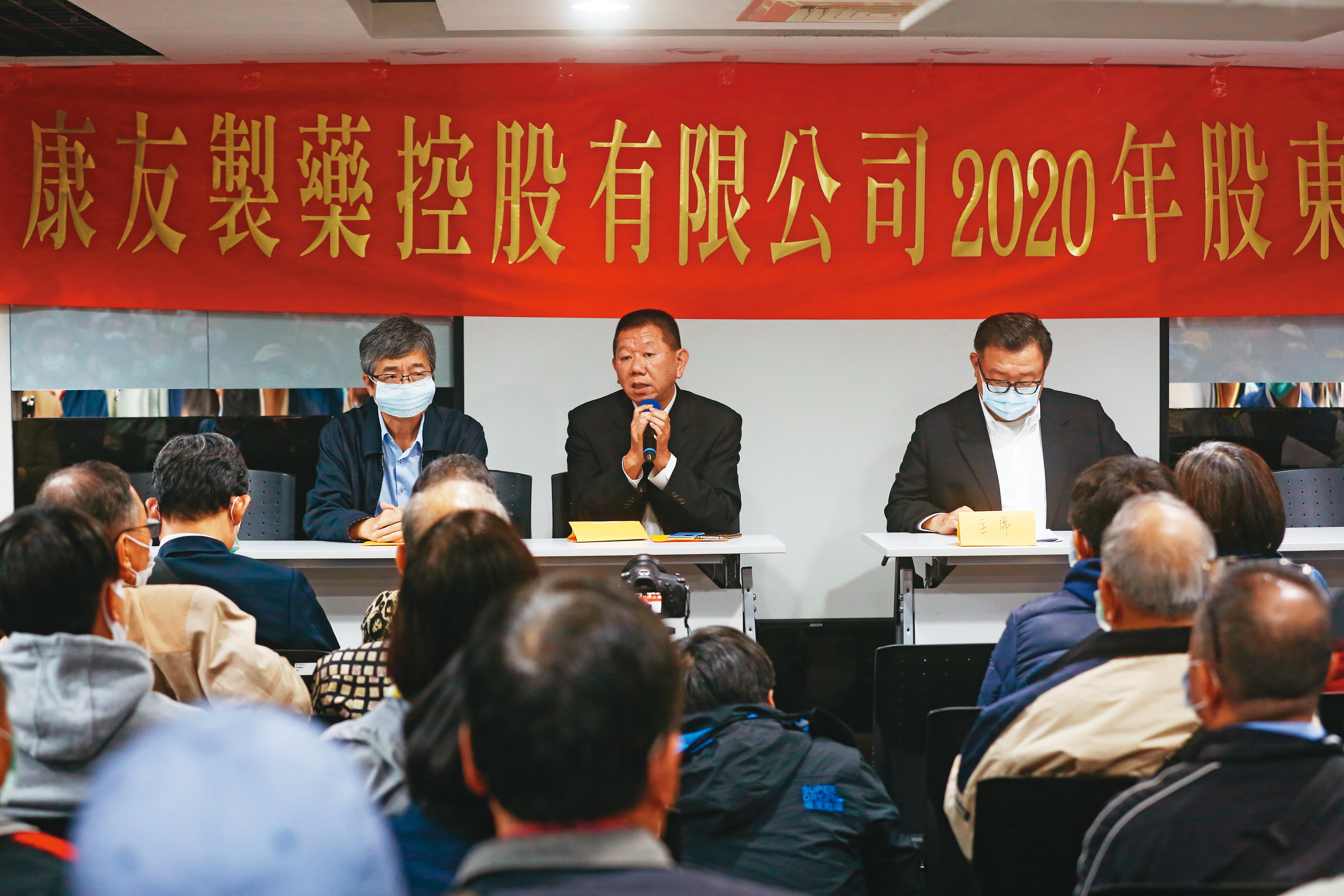 康友去年底召開股東臨時會，全面改選董監事，陳民郎（中）獲推選為新任董事長，新團隊將向主嫌黃文烈及王命亮與會計師等人求償。