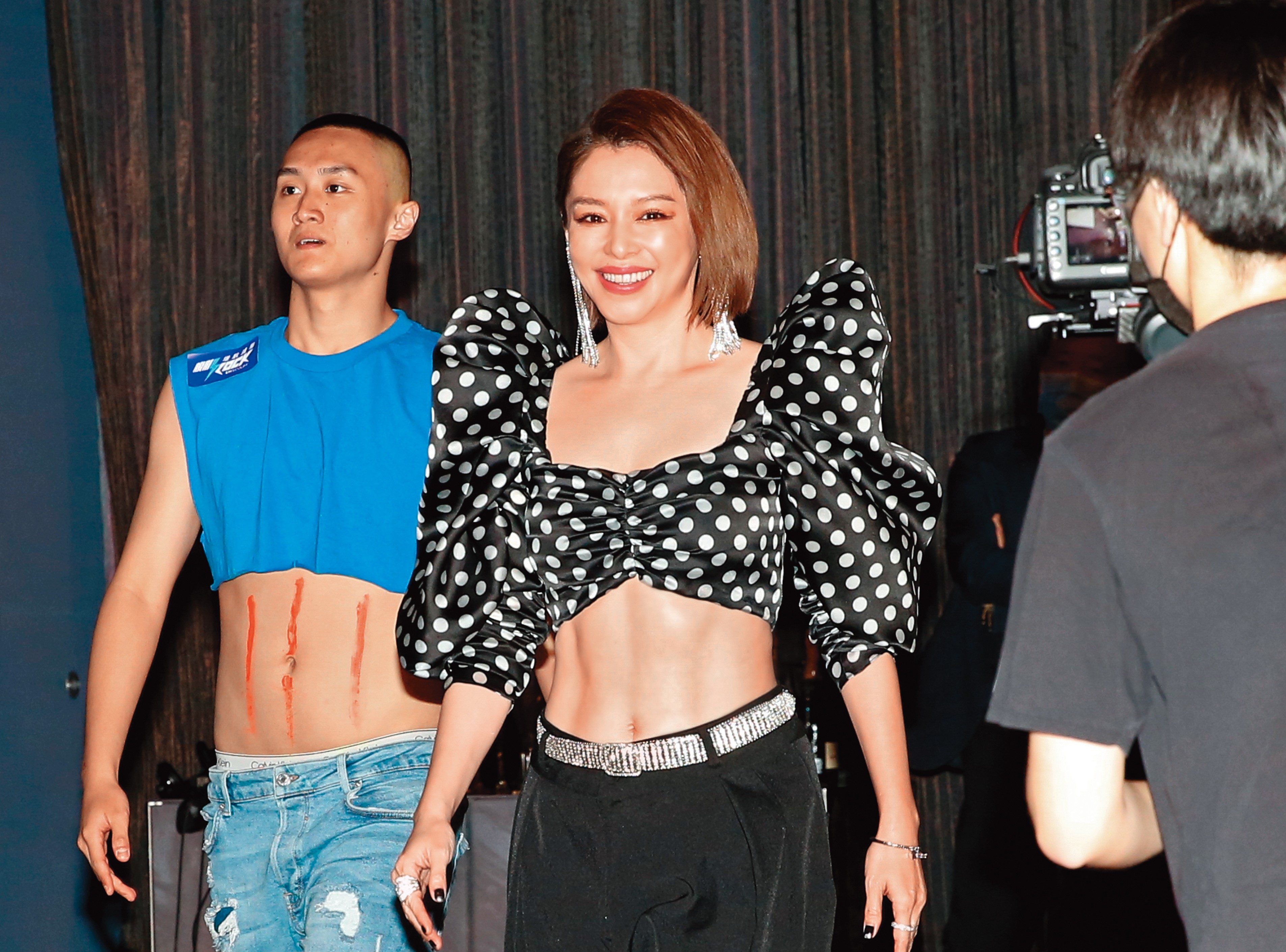 徐若瑄（右）大秀結實川字肌，相比身旁男舞者（左）身上的腹肌還是畫出來的，是不是很逼人？（焦慮拔頭髮）