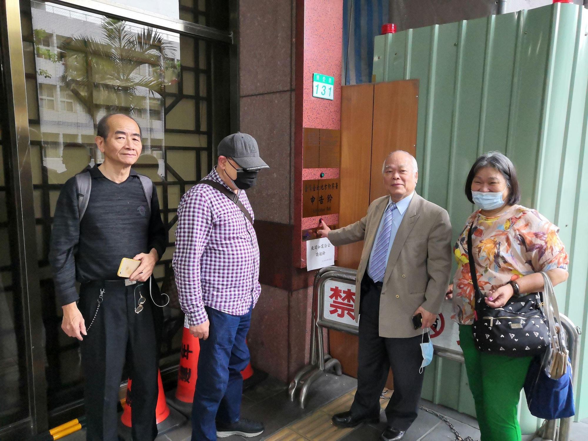 司革會成員昨日下午赴台北地方法院按鈴申告,控訴林佳龍蓄意殺人。(司革會提供)