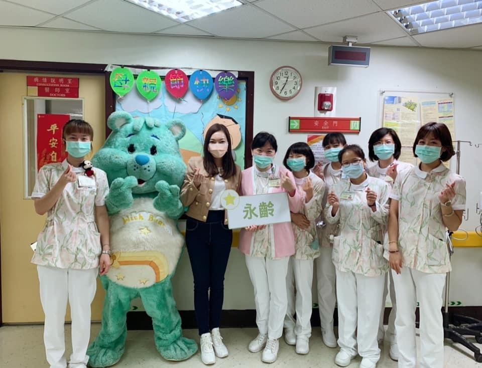 曾馨瑩(左3)同時為醫護人員打氣。(翻攝自郭台銘臉書)