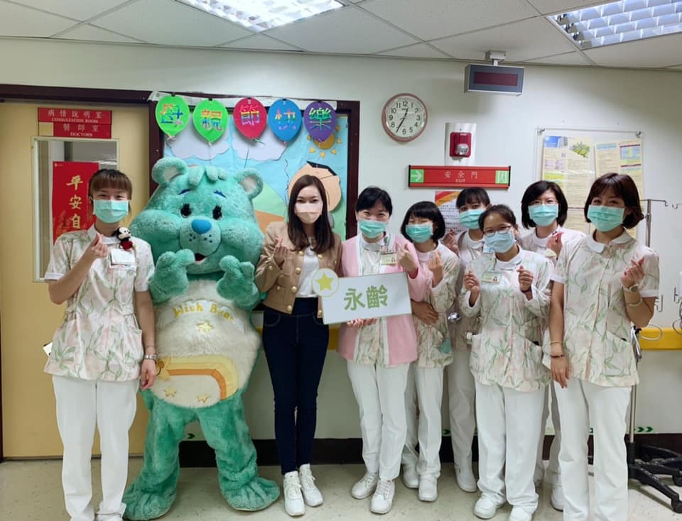 曾馨瑩（左3）同時為醫護人員打氣。（翻攝自郭台銘臉書）