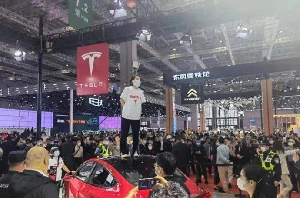 上海國際車展昨(19日)開幕,不過開展第一天就碰上特斯拉車主抗議事件。(翻攝微博)