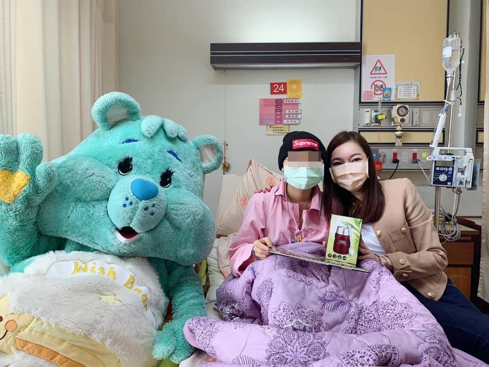 曾馨瑩(右)昨日前往台北榮總兒童癌症醫院關懷病童。(翻攝自郭台銘臉書)