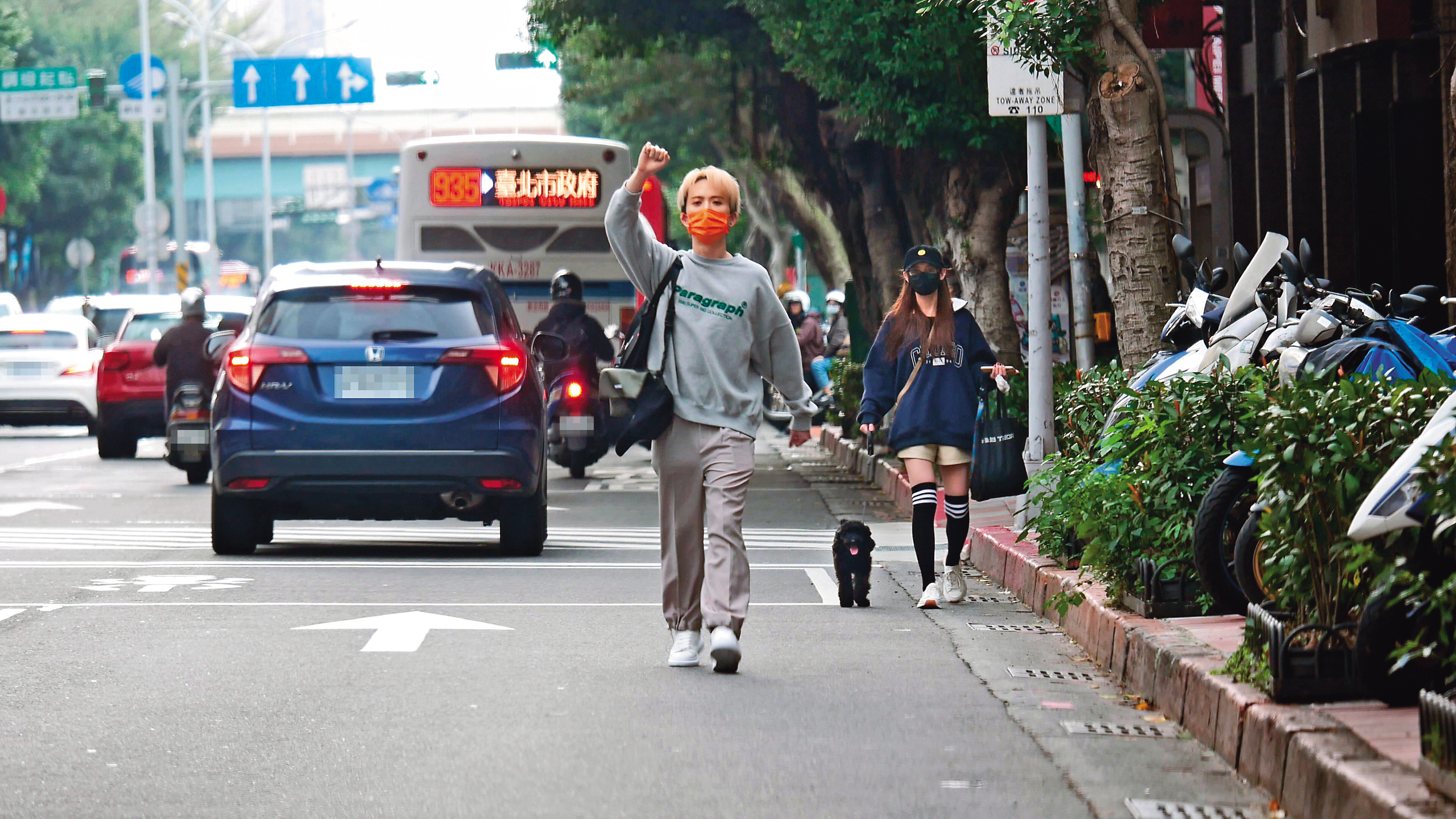 早前本刊曾拍到采子（右）與邱鋒澤（左）一起外出，采子不知哪來的包袱，總跟邱鋒澤保持距離，小心翼翼不願曝光兩人關係。