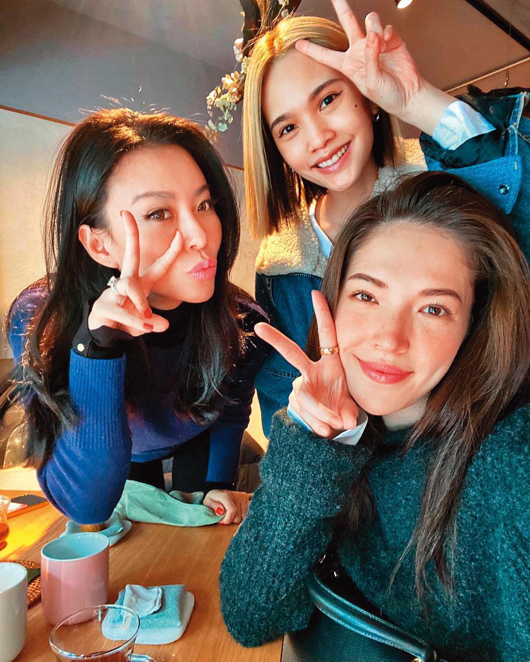 許瑋甯身邊有一群好閨密,包括楊丞琳(中)、還有億級貴婦Elin(左),如今她們也都進入婚姻,而且持續人妻生活。(翻攝自許瑋甯IG)