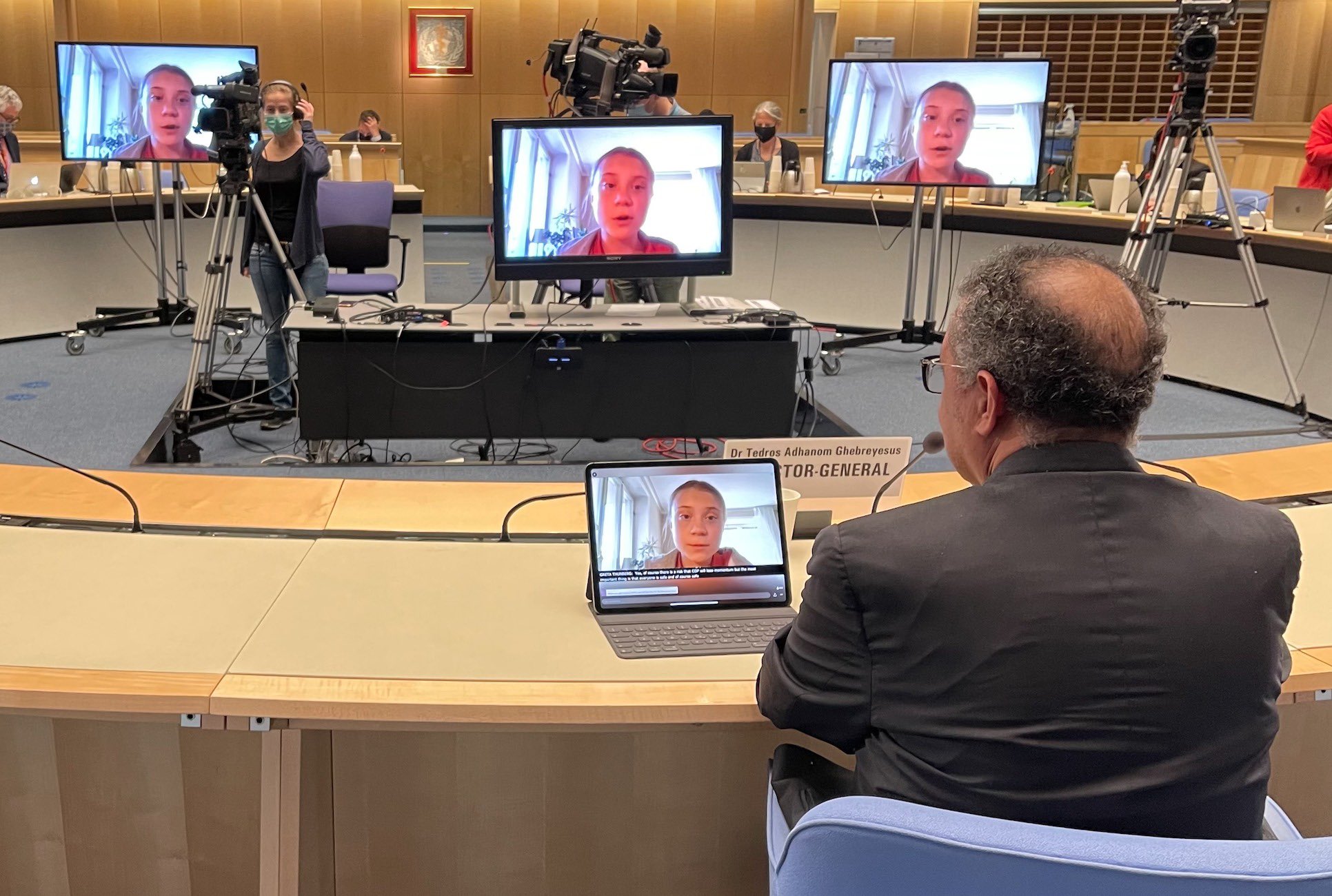 環保少女童貝里透過視訊參與WHO記者會。（翻攝自譚德塞推特）