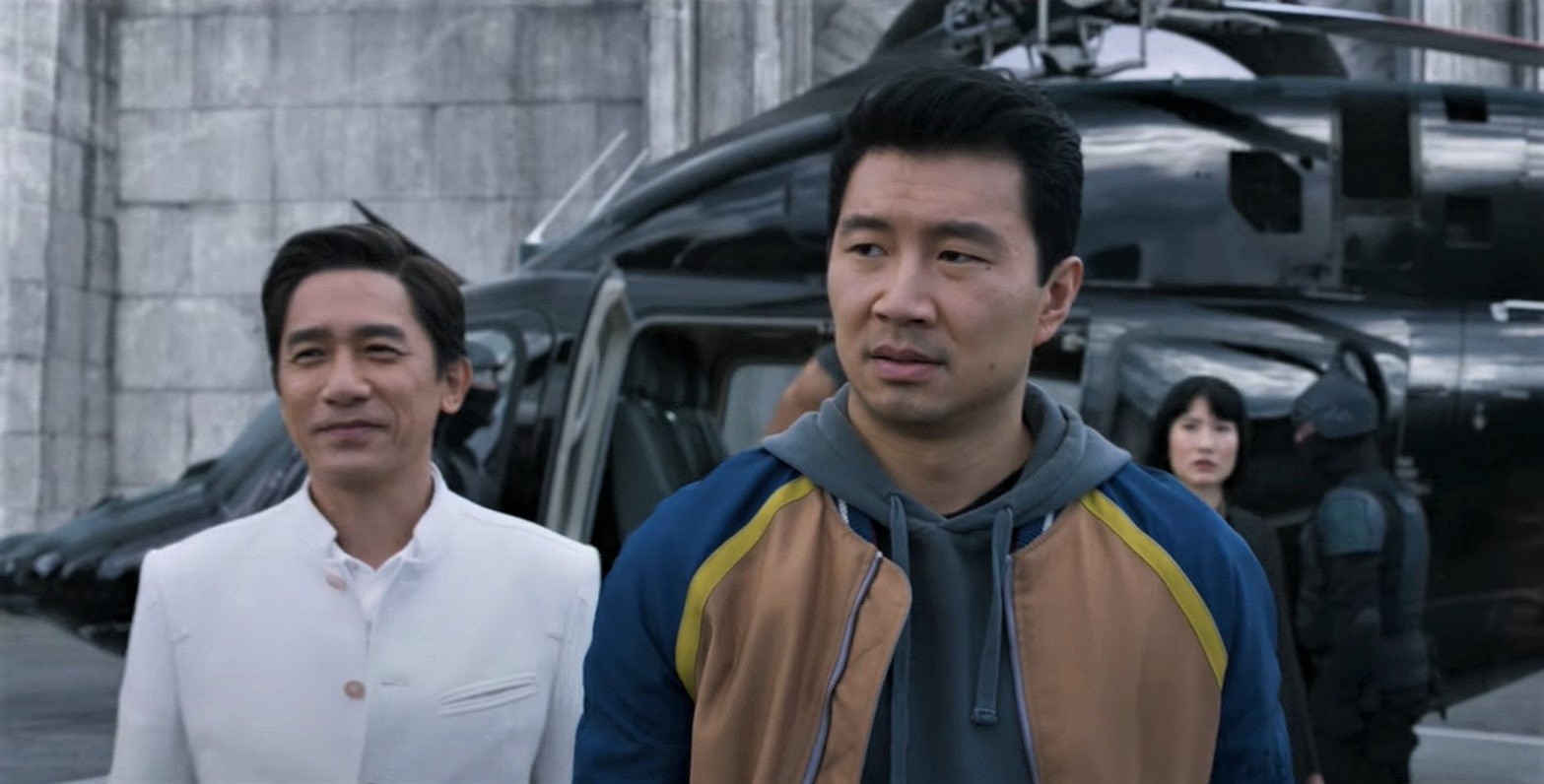 梁朝偉（左）在新片中飾演男主角「尚氣」（右）的爸爸「文武」。（翻攝預告）