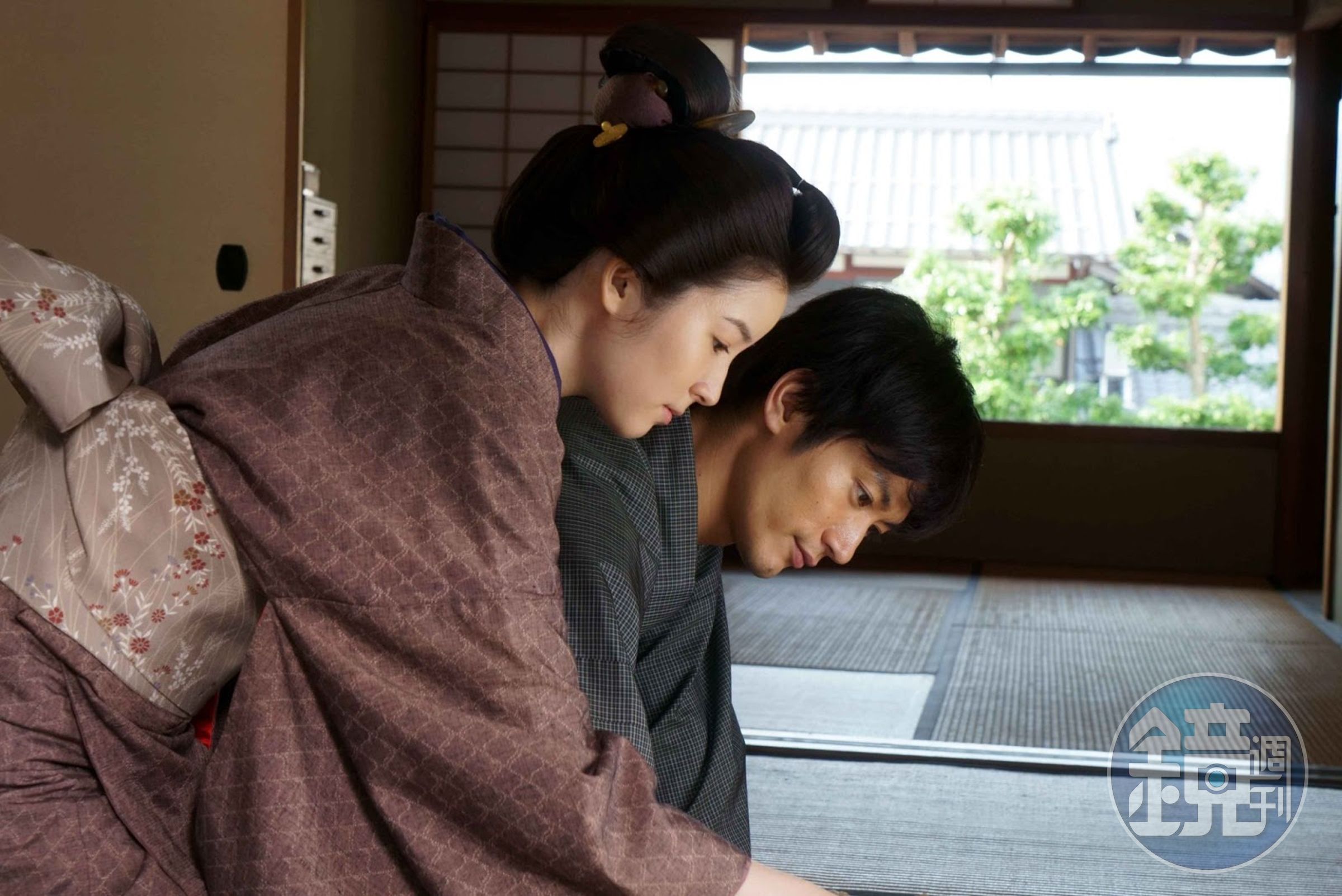 三浦春馬（右）與蓮佛美沙子是高中同學，這回在電影《天外者》中飾演夫妻。（天馬行空提供）