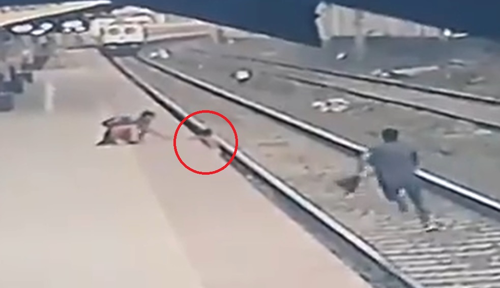 印度一名車站員工不顧自身安危，在列車進站前英勇拯救跌落鐵軌的男童（紅框處），被印度媒體稱為英雄。（翻攝自印度鐵道部長戈耶爾推特）