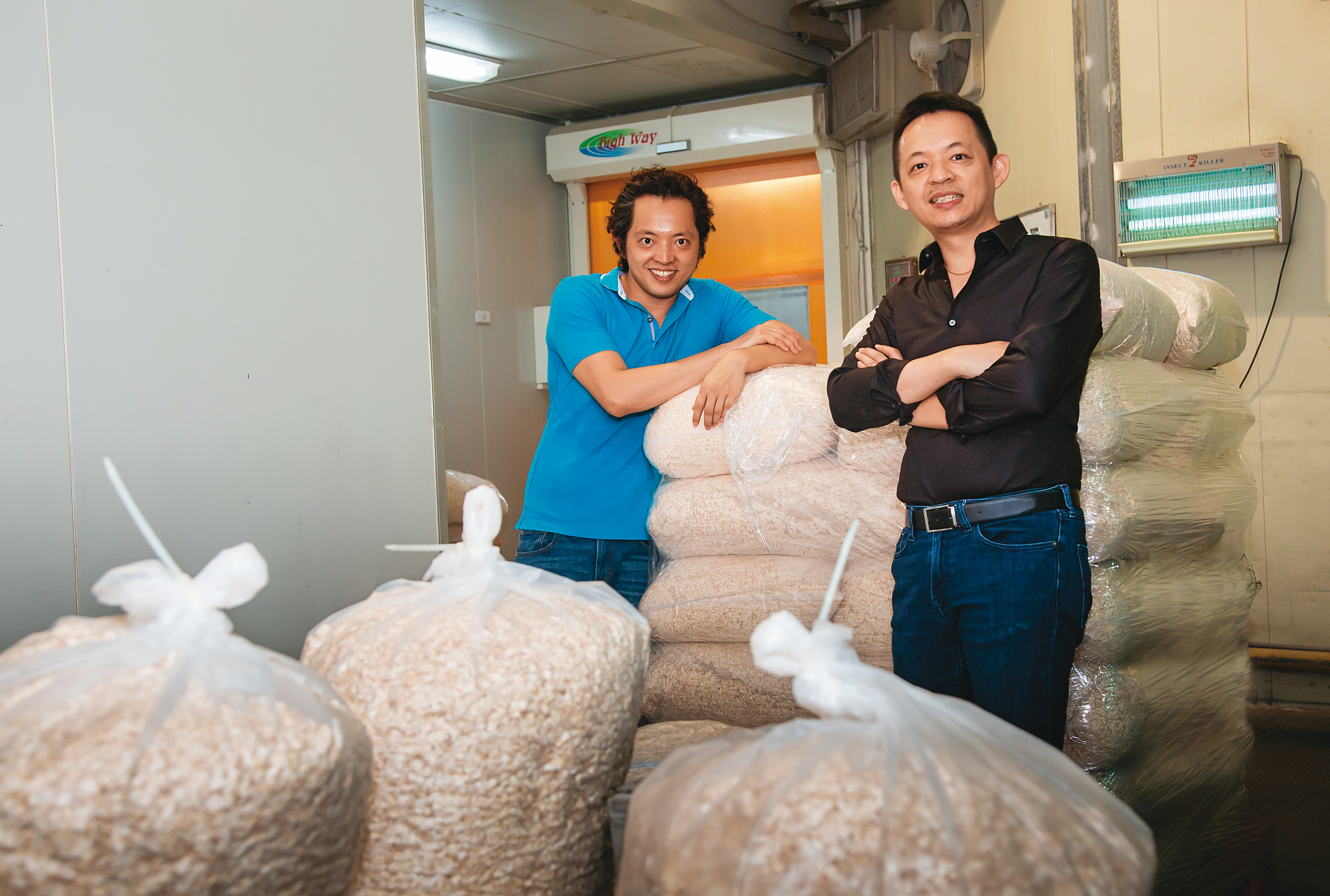 鈺統總經理謝孟甫（右）與副總謝孟晃（左）勇於挑戰，齊心將父母的家庭式穀物代工廠，擴展成亞洲最大。