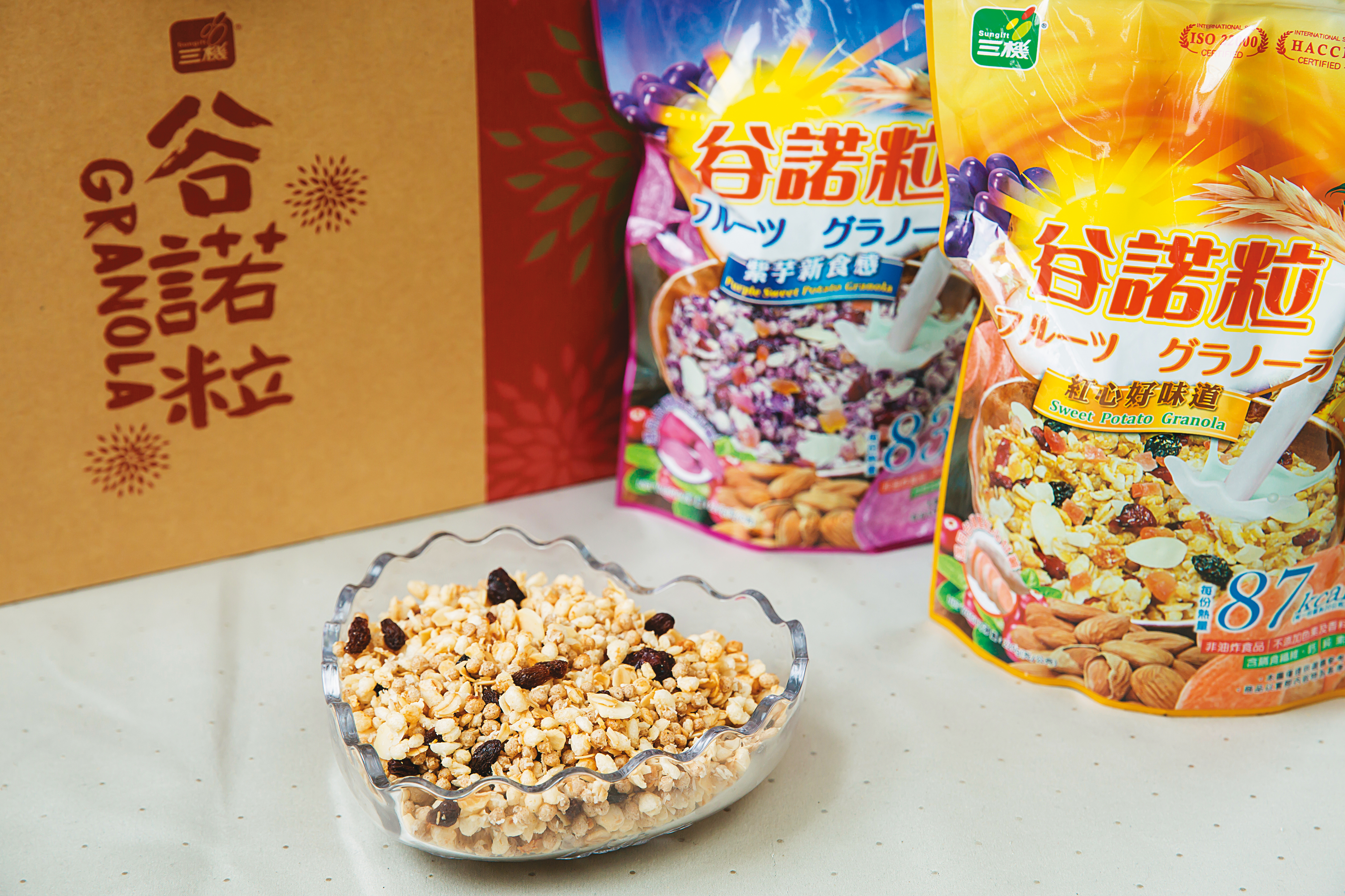 鈺統推出自有品牌的麥片，加入台灣米、地瓜和果乾，口感更多元。（谷諾粒紅心甘薯，200元／包）