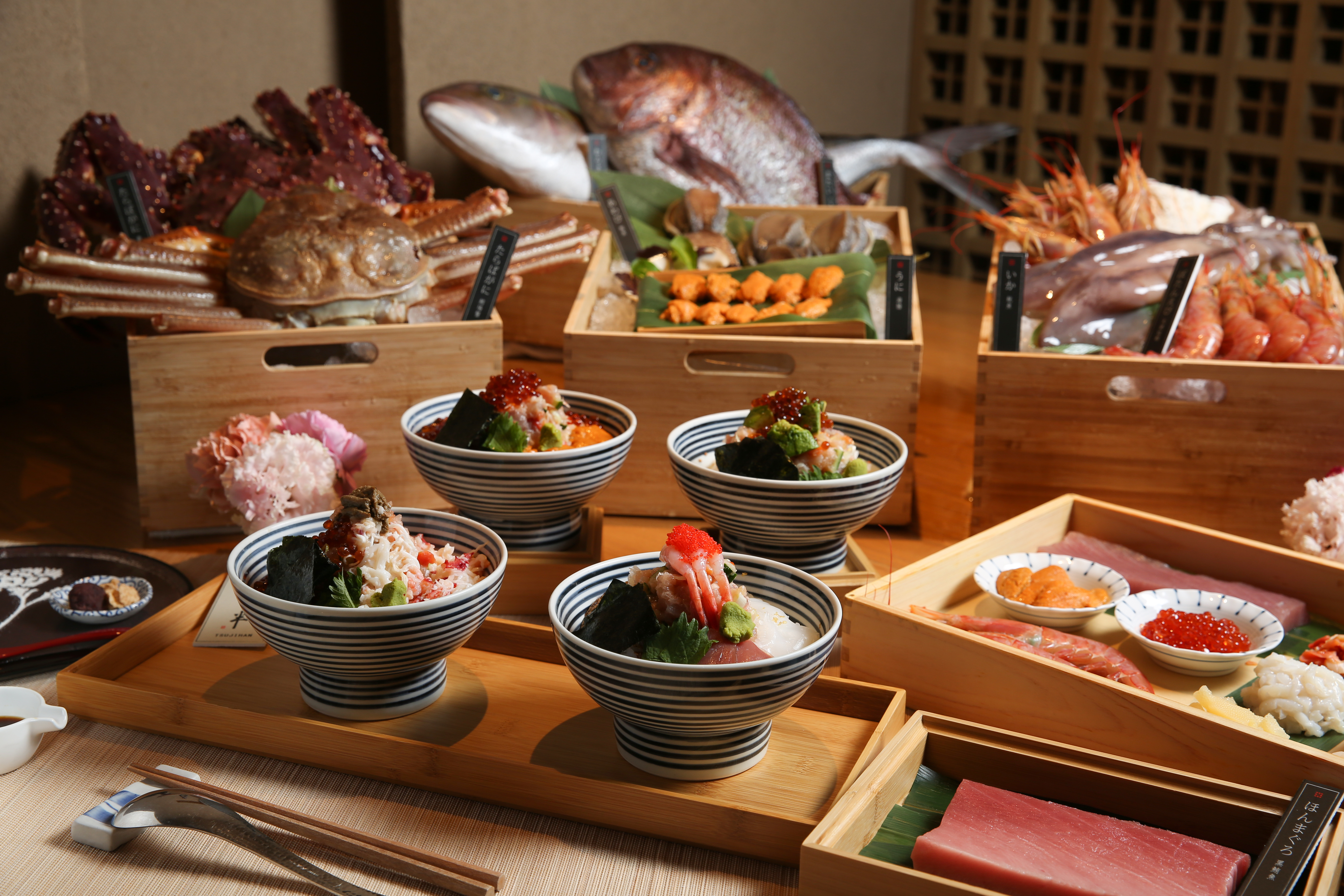 源自日本東京日本橋的海鮮丼「辻半」推出帝王蟹、南非鮑為主的奢華新品套餐。
