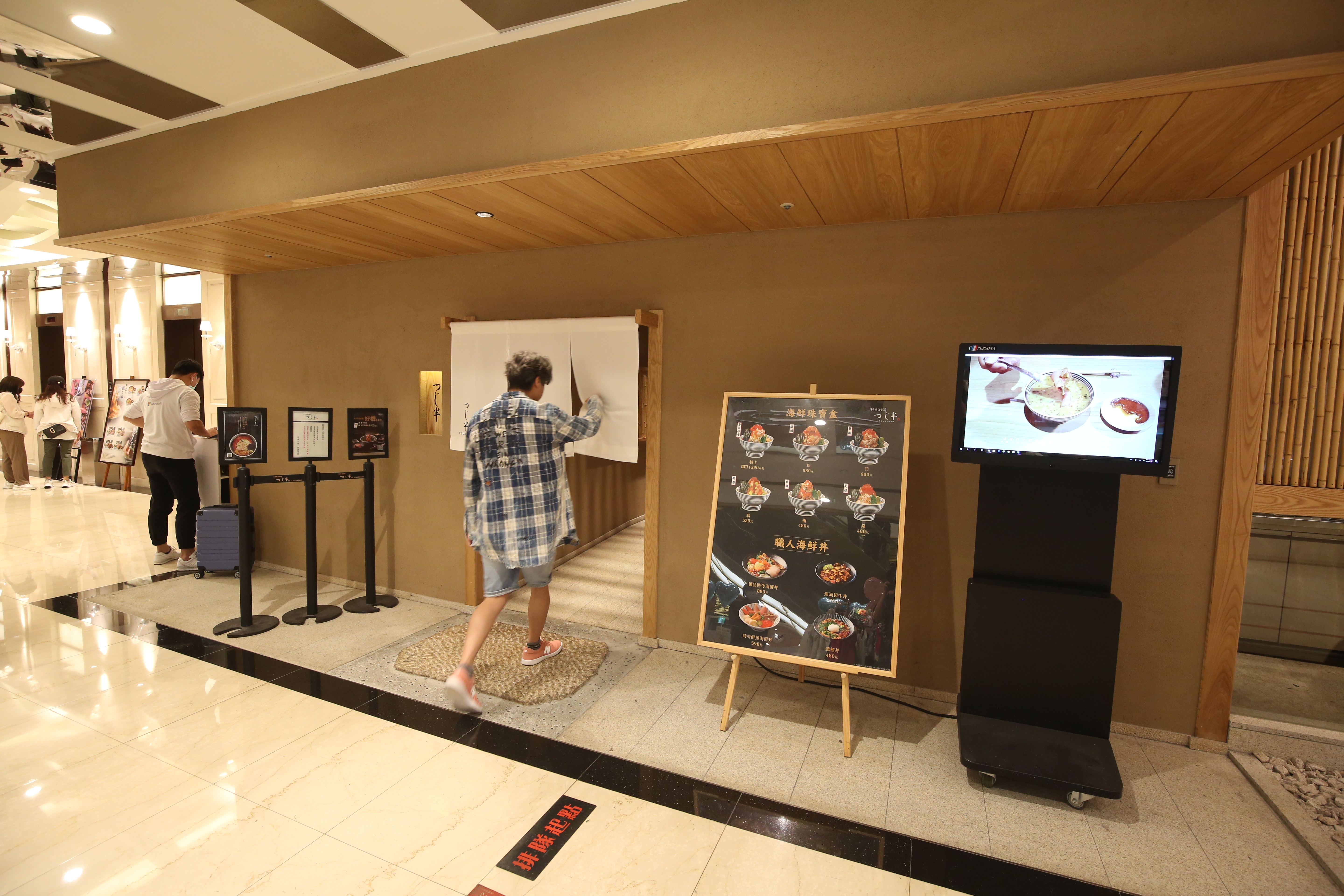 位於台北微風信義店地下1樓的店面外觀簡樸素淨。