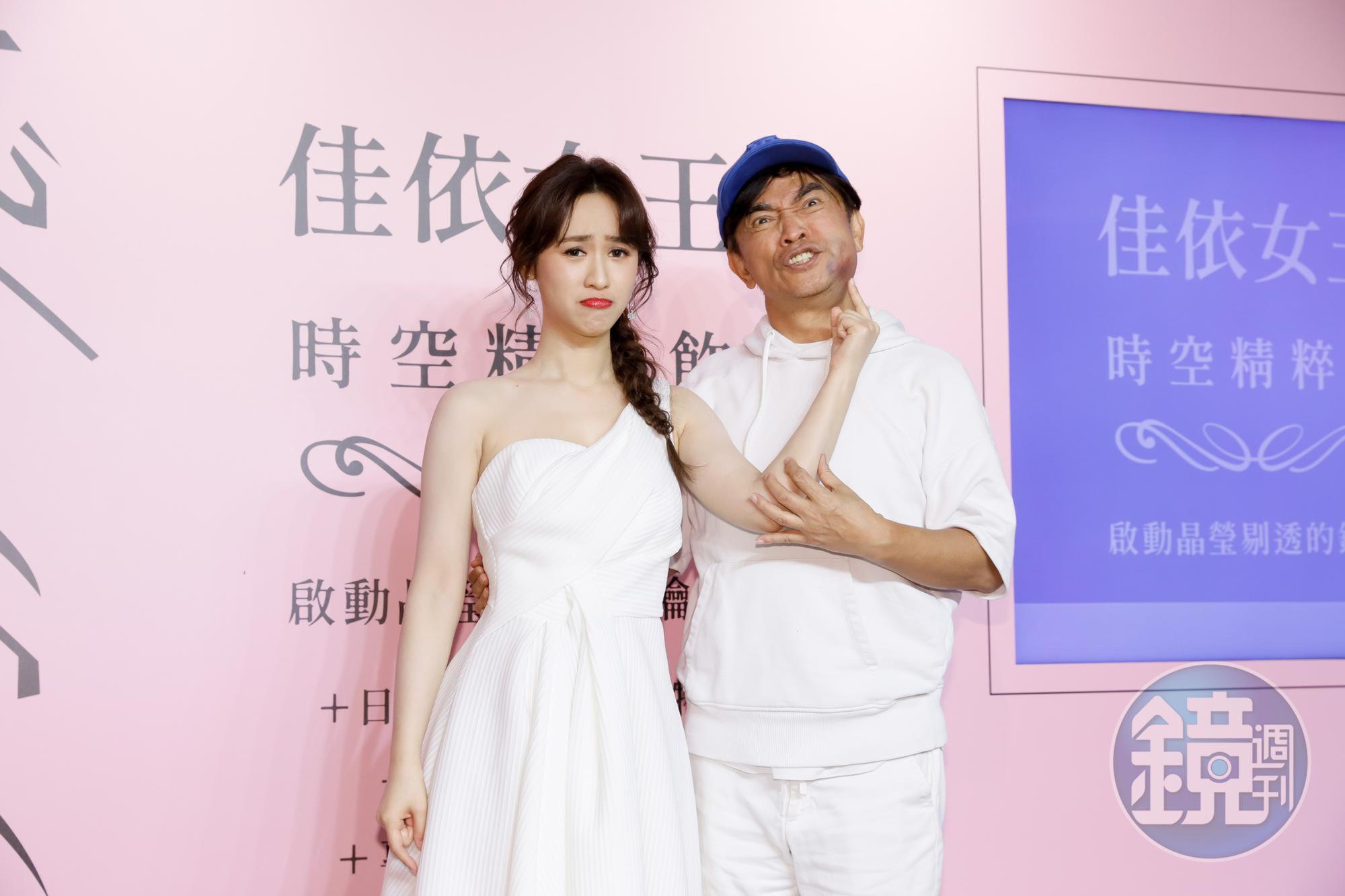 吳姍儒出席佳依時空精萃飲膠原蛋白代言記者會,老爸吳宗憲力挺站台。