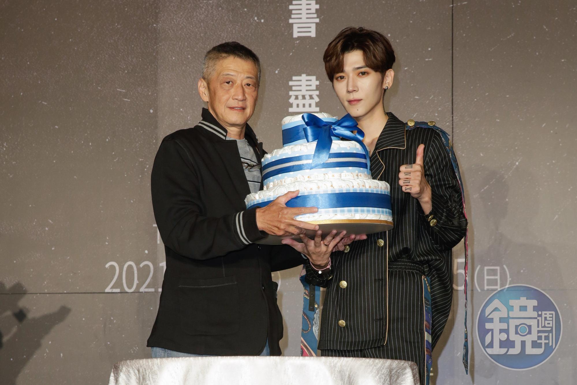 畢書盡今宣布舉行《2021 Bii 畢書盡 RE-小巨蛋演唱會》，恩師李亞明也到記者會現場祝賀。