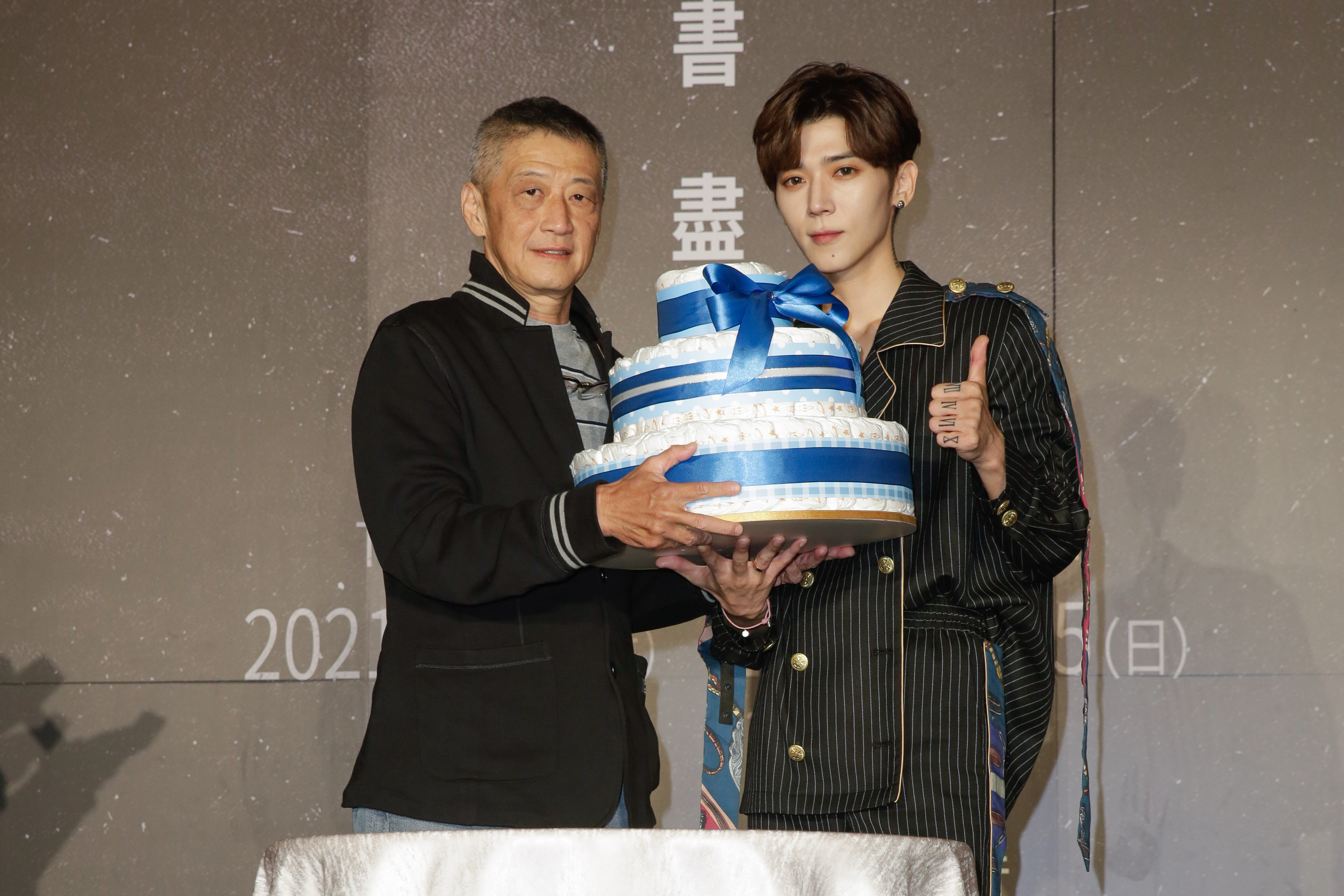 畢書盡今宣布舉行《2021 Bii 畢書盡 RE-小巨蛋演唱會》,恩師李亞明也到記者會現場祝賀。
