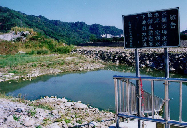 台中市太平區今(20日)停水,頭汴坑溪就出現疑似為了洗澡而溺斃的浮屍,引發討論。(翻攝自大台中生活圈資訊)