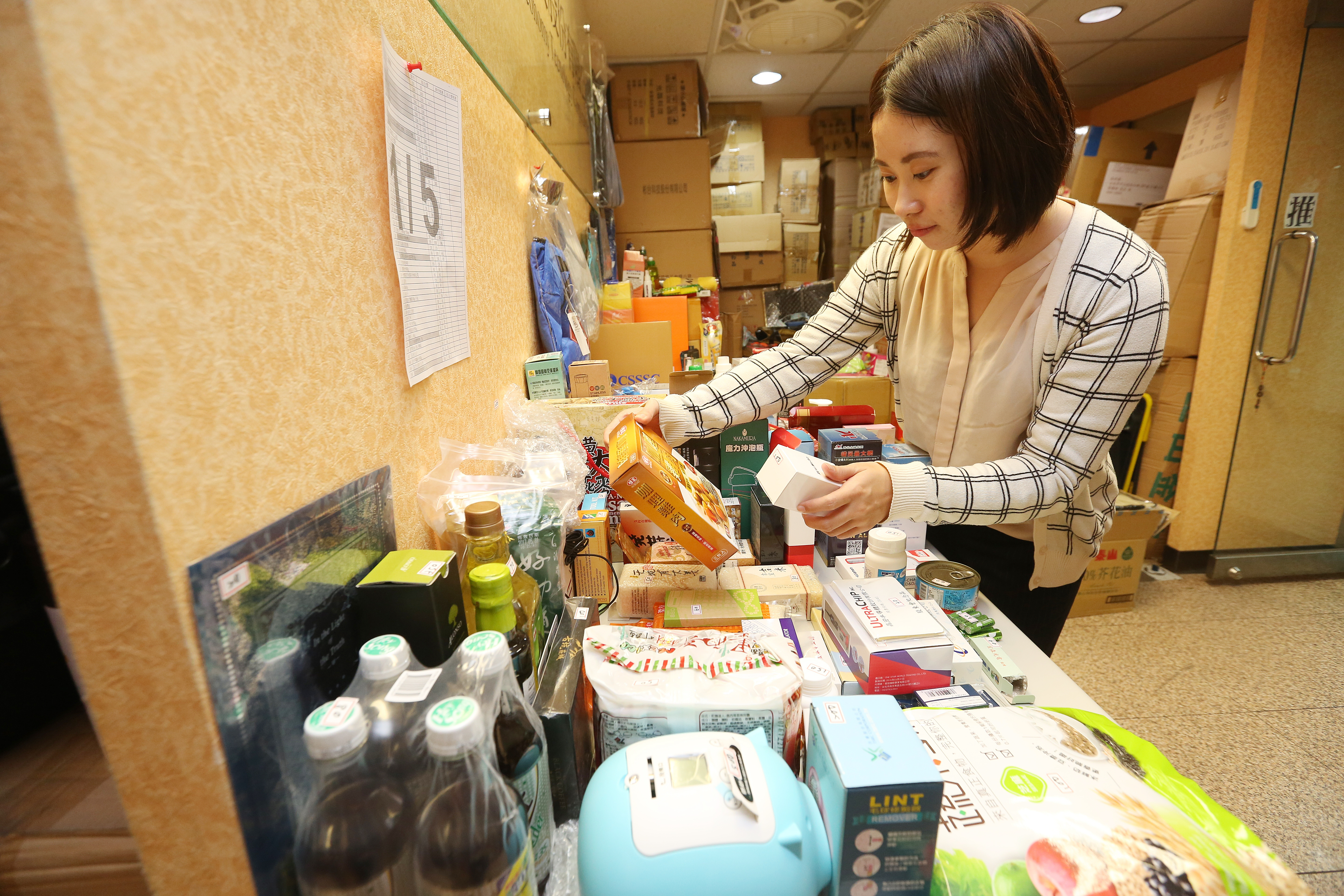 上千家股東會紀念品琳瑯滿目，達人對這4檔公司紀念品愛不釋手。（本刊資料照）