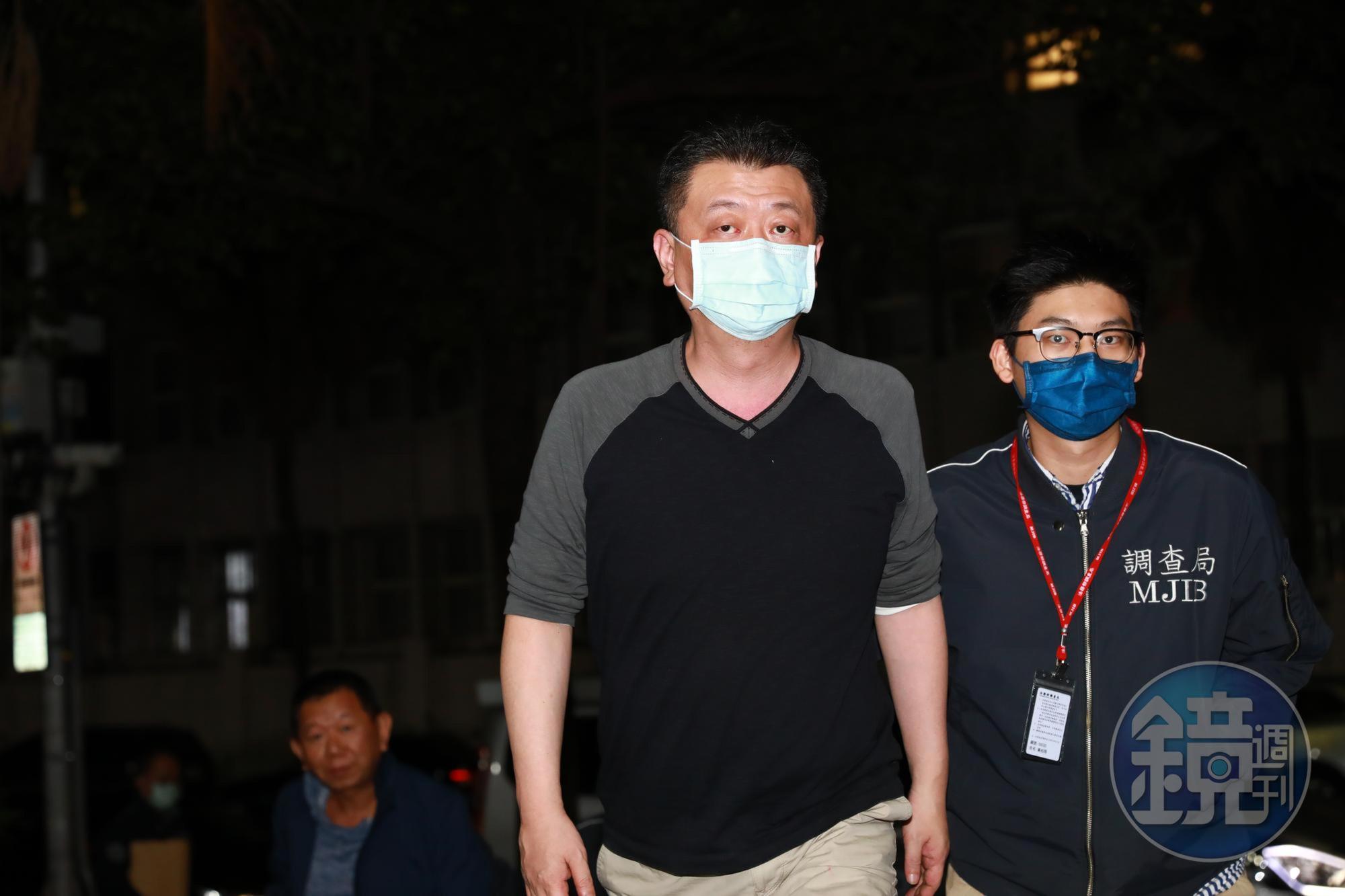 股市名嘴鄭光育利用群組喊盤,向散戶叫進康友,同樣因違反證交法遭聲押禁見。