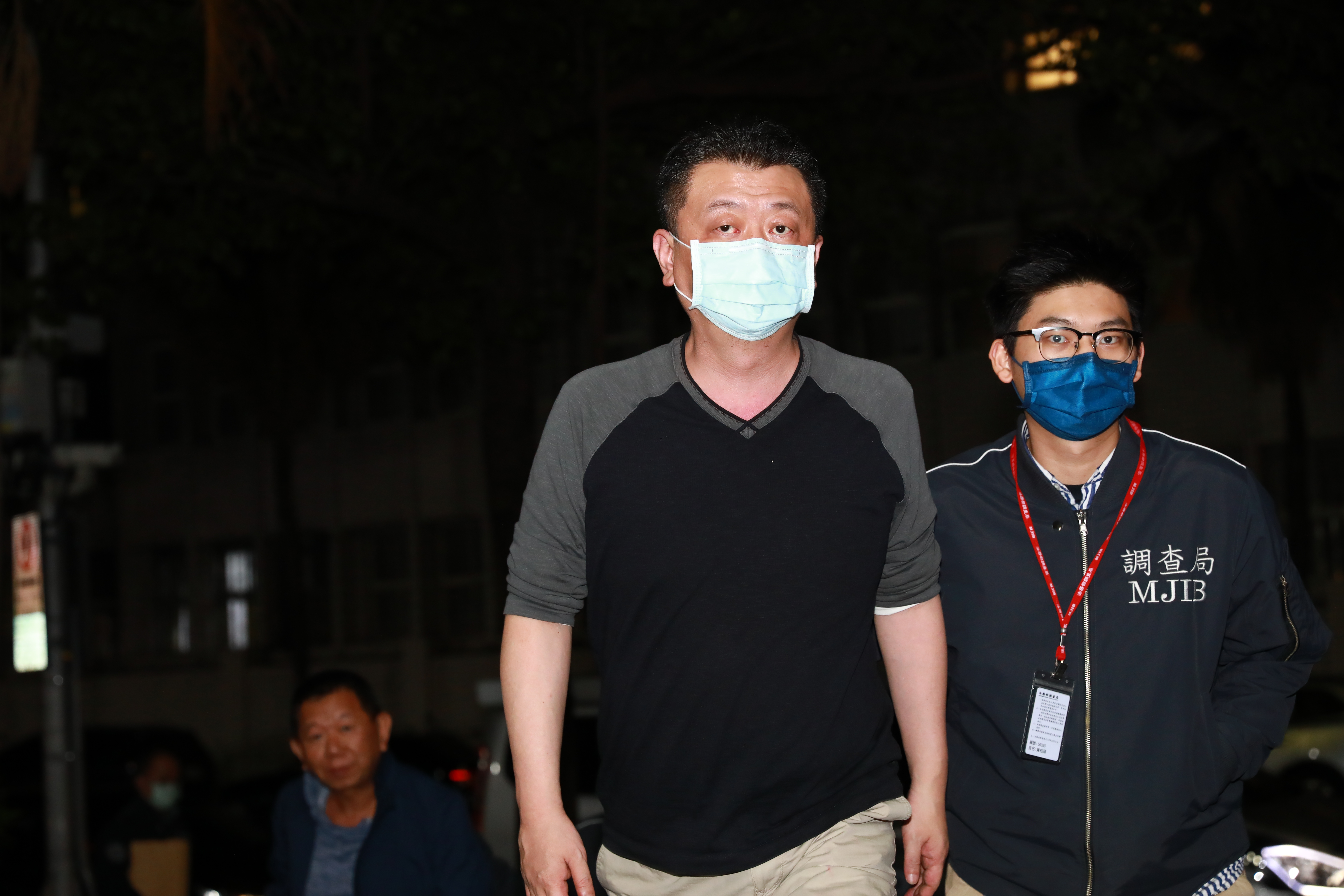 股市名嘴鄭光育利用群組喊盤，向散戶叫進康友，同樣因違反證交法遭聲押禁見。
