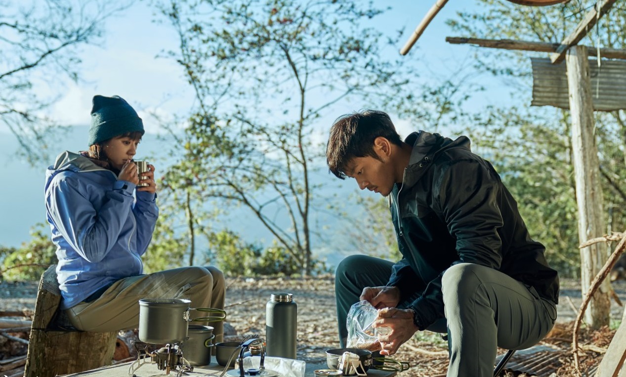 劇中,陳意涵(左)因迷路受困山中,宥勝(右)前往救援產生情愫。(可米傳媒提供)