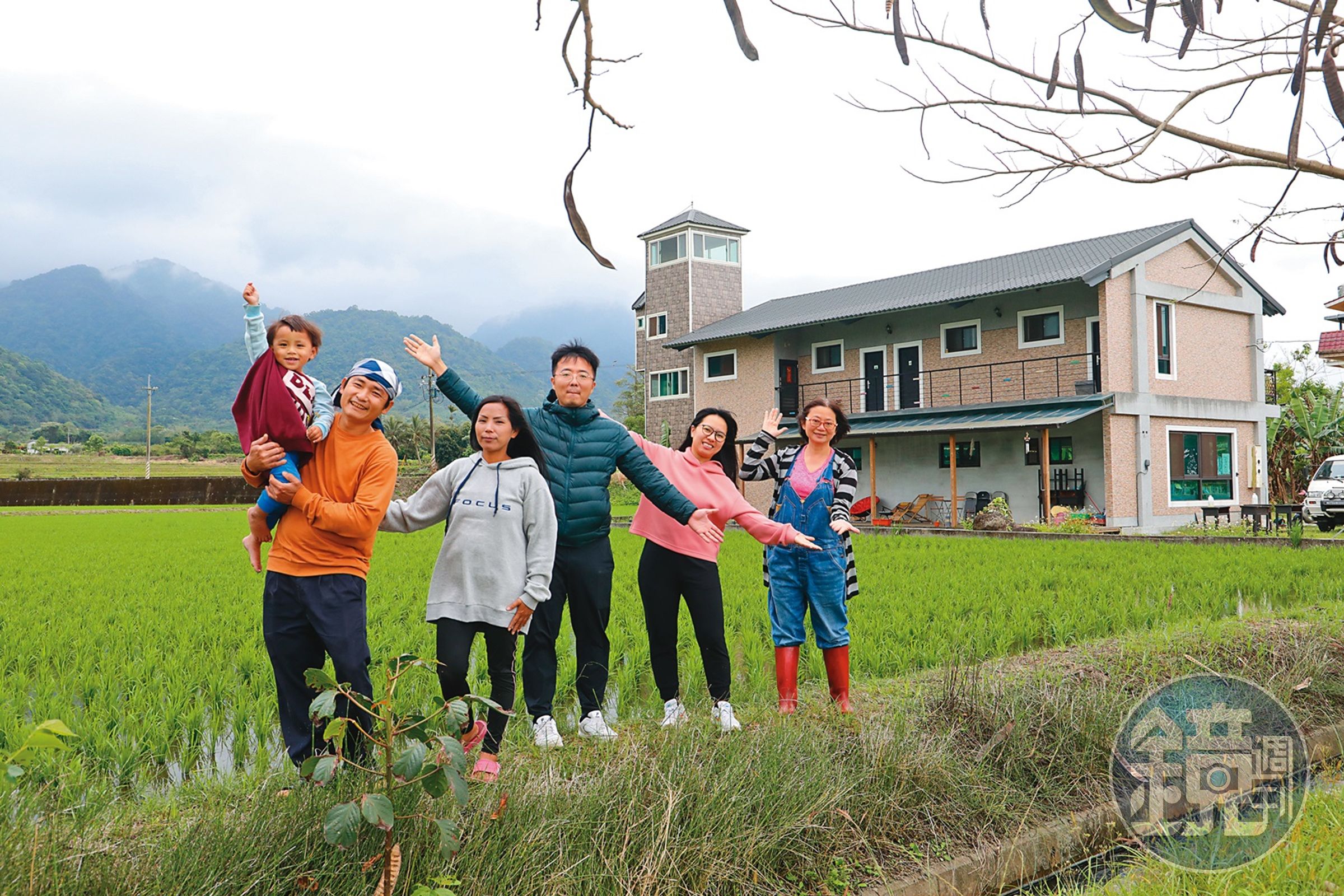 陳嬿靜（右）結合在地人的團隊，讓民宿不只有居住功能，也是體驗在地文化的起點。