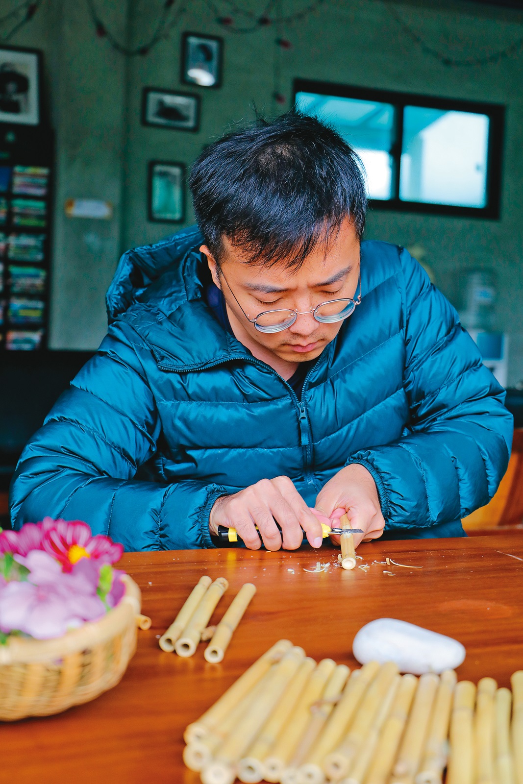 移居至玉里的張震宇，利用溪邊的蘆葦設計DIY 活動。