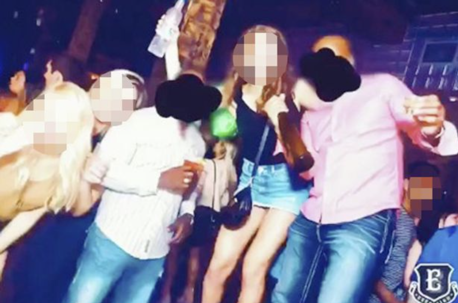 女網友泰勒（TylarPaige）發現自己老公（右一）去夜店泡妞，還把結婚戒指拔下來。（翻攝自TylarPaige 抖音）