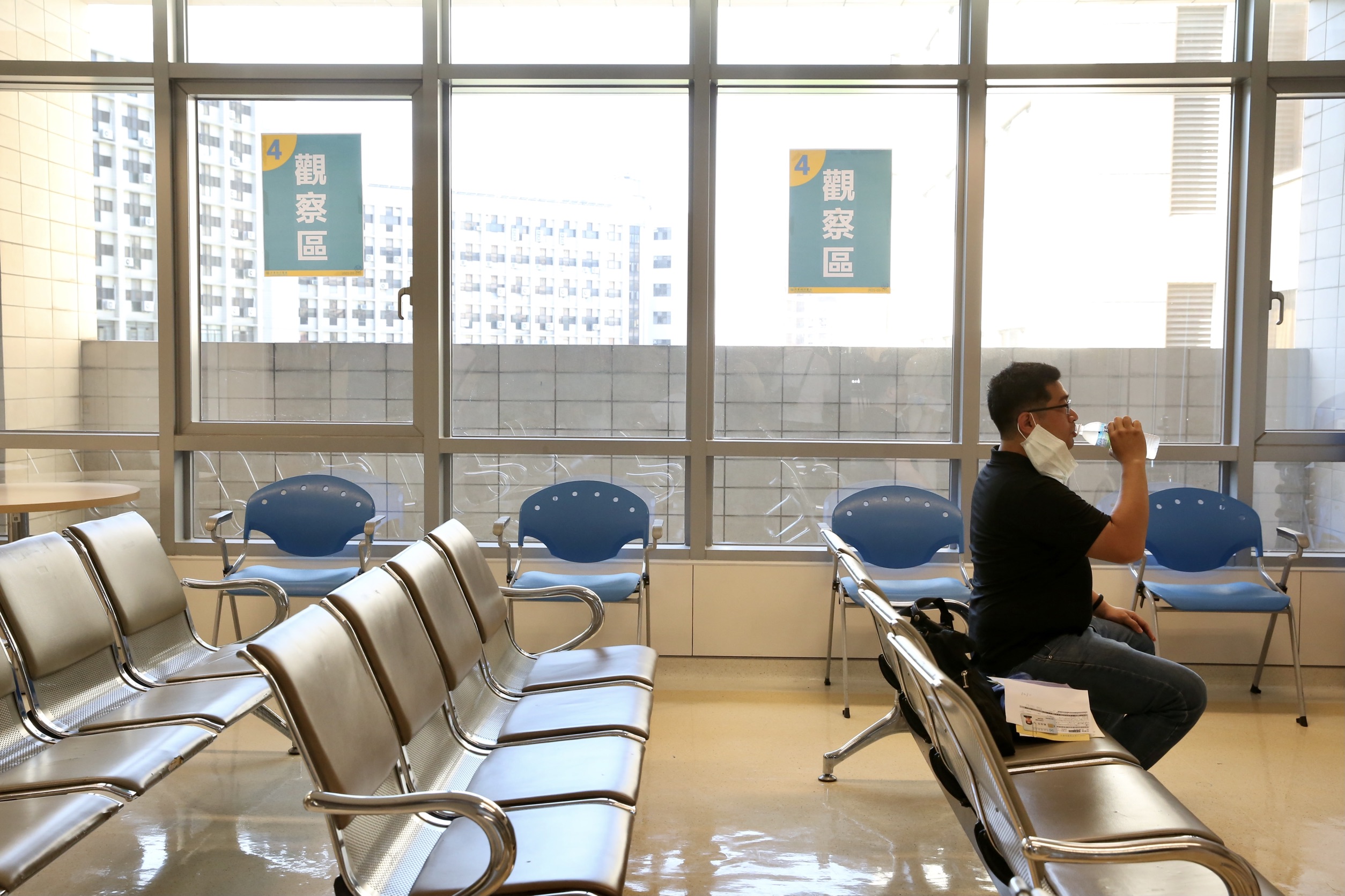 亞東醫院開放自費接種疫苗，並公布費用為600元，一早就有80位預約民眾前往等候。