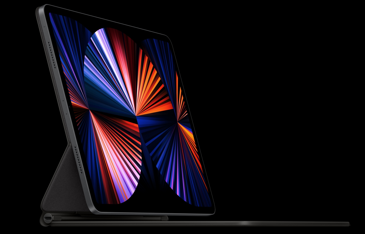 iPad Pro配上巧控鍵盤後形同一台筆電。（翻攝自蘋果官網）