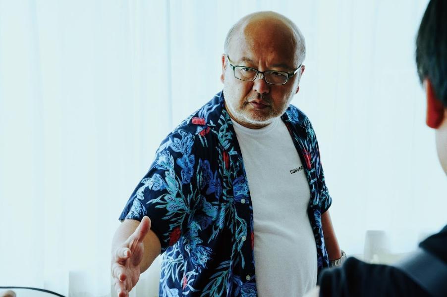 導演佐藤東彌也是日劇《嬌妻出沒注意》的粉絲,接到電影版邀約謹慎盼能回應觀眾期待。(日本電視台提供)