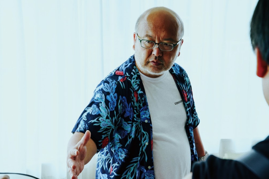導演佐藤東彌也是日劇《嬌妻出沒注意》的粉絲，接到電影版邀約謹慎盼能回應觀眾期待。（日本電視台提供）