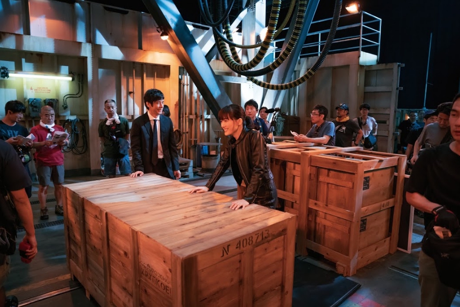 《電影版 嬌妻出沒注意》在日本最大片場東寶STUDIO搭景拍攝，動員300名工作人員。（龍祥電影提供）