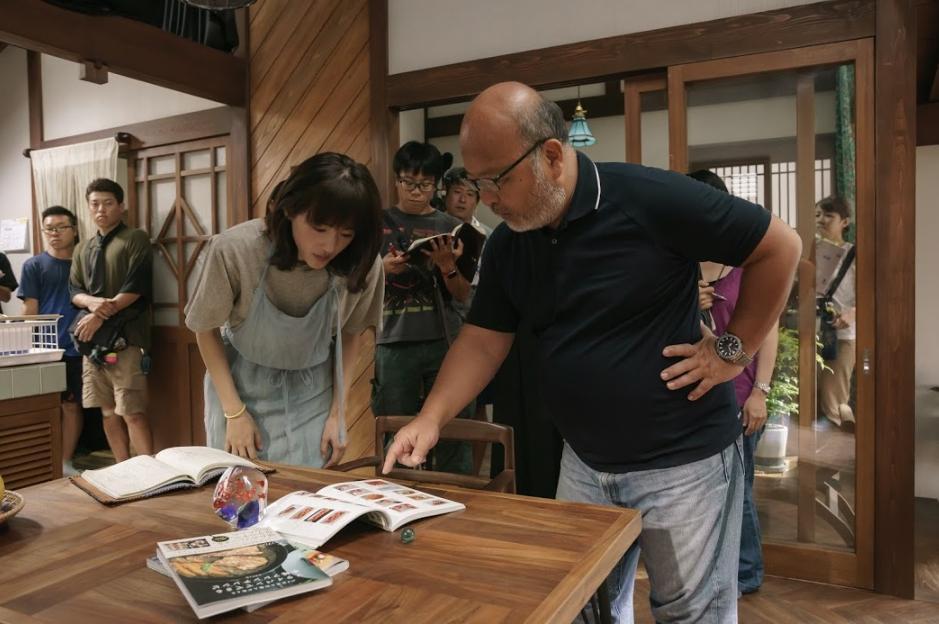綾瀨遙（左）在《電影版 嬌妻出沒注意》喪失記憶展開新生活，針對角色詮釋多次與導演佐藤東彌溝通。（龍祥電影提供）