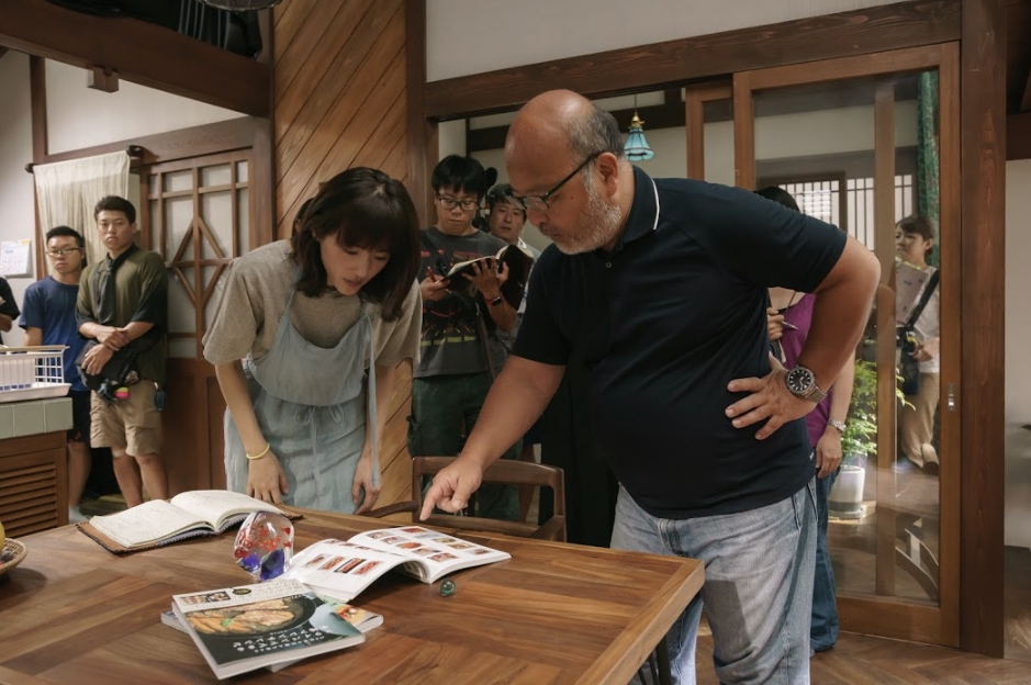 綾瀨遙（左）在《電影版 嬌妻出沒注意》喪失記憶展開新生活，針對角色詮釋多次與導演佐藤東彌溝通。（龍祥電影提供）