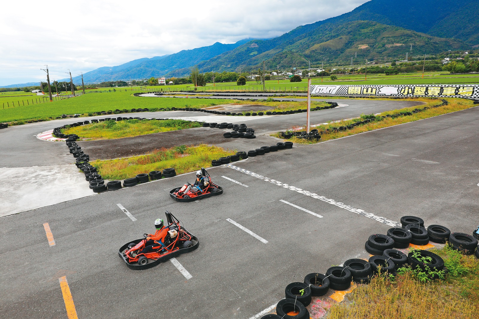 除了單人競速之外，卡丁車也能雙人共乘，不少家長帶小朋友一起來體驗。（250元／單人、350元／雙人）
