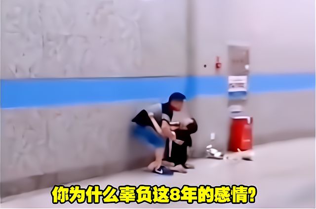 男子因拿不出龐大聘金決定提分手，女子下跪哭求。（翻攝網易新聞）