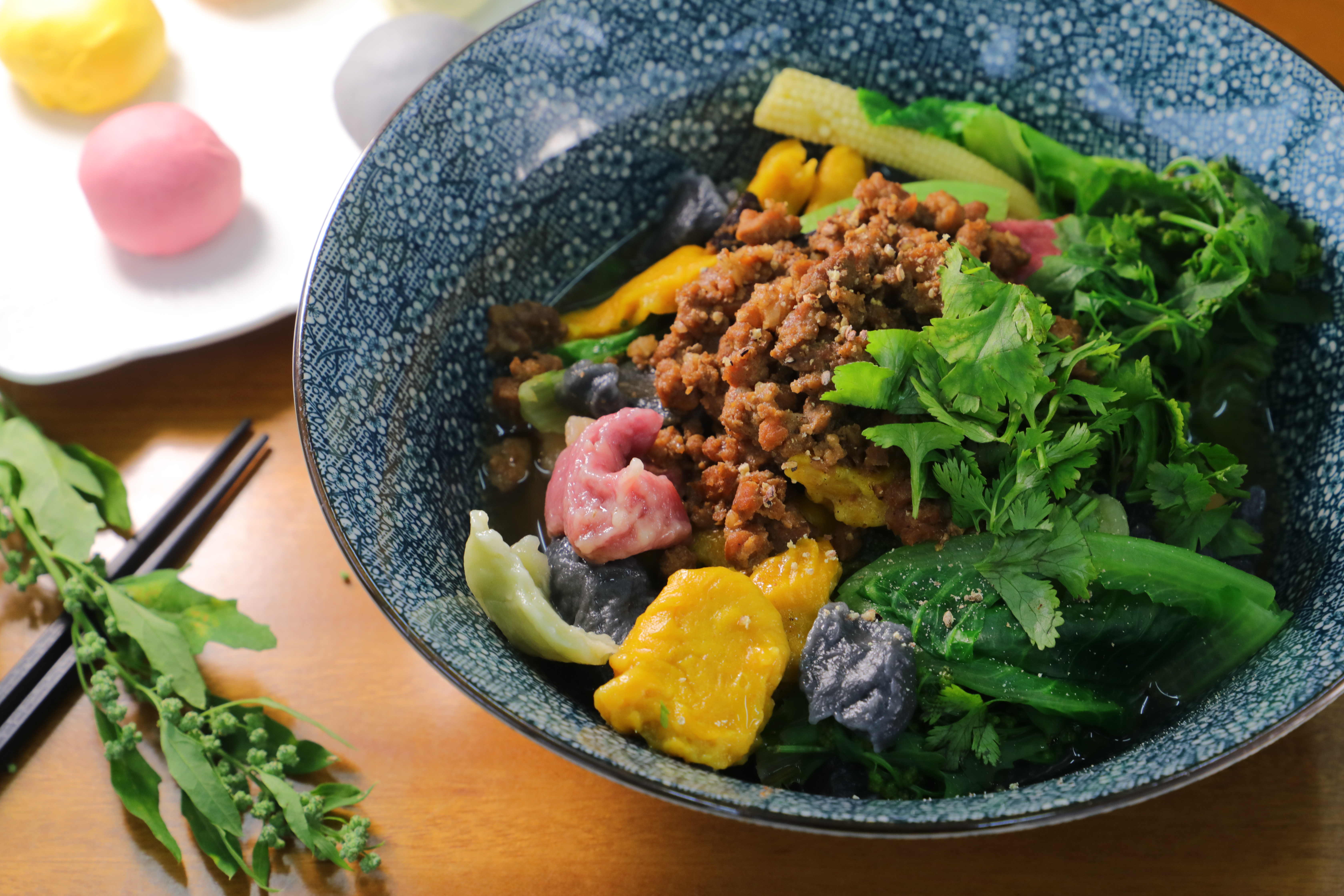 「彩色米麵疙瘩」完全以季節性食材製作，搭配時令蔬菜，加入關山米仍保留Q勁。（90元／碗）