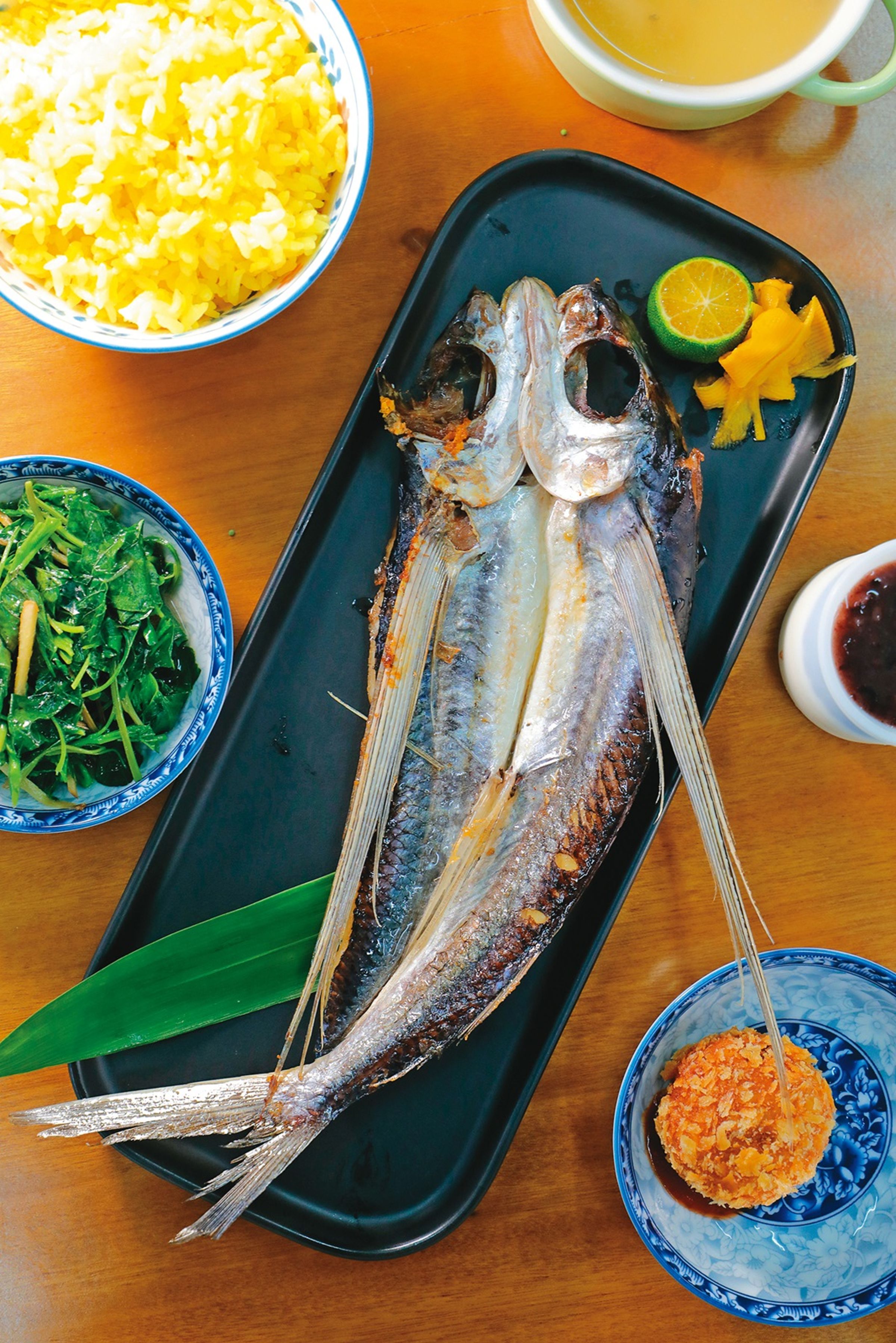 「飛魚一夜干套餐」肉質堅實，套餐有芋香白米、薑黃飯及養生飯可選。（320元／套）