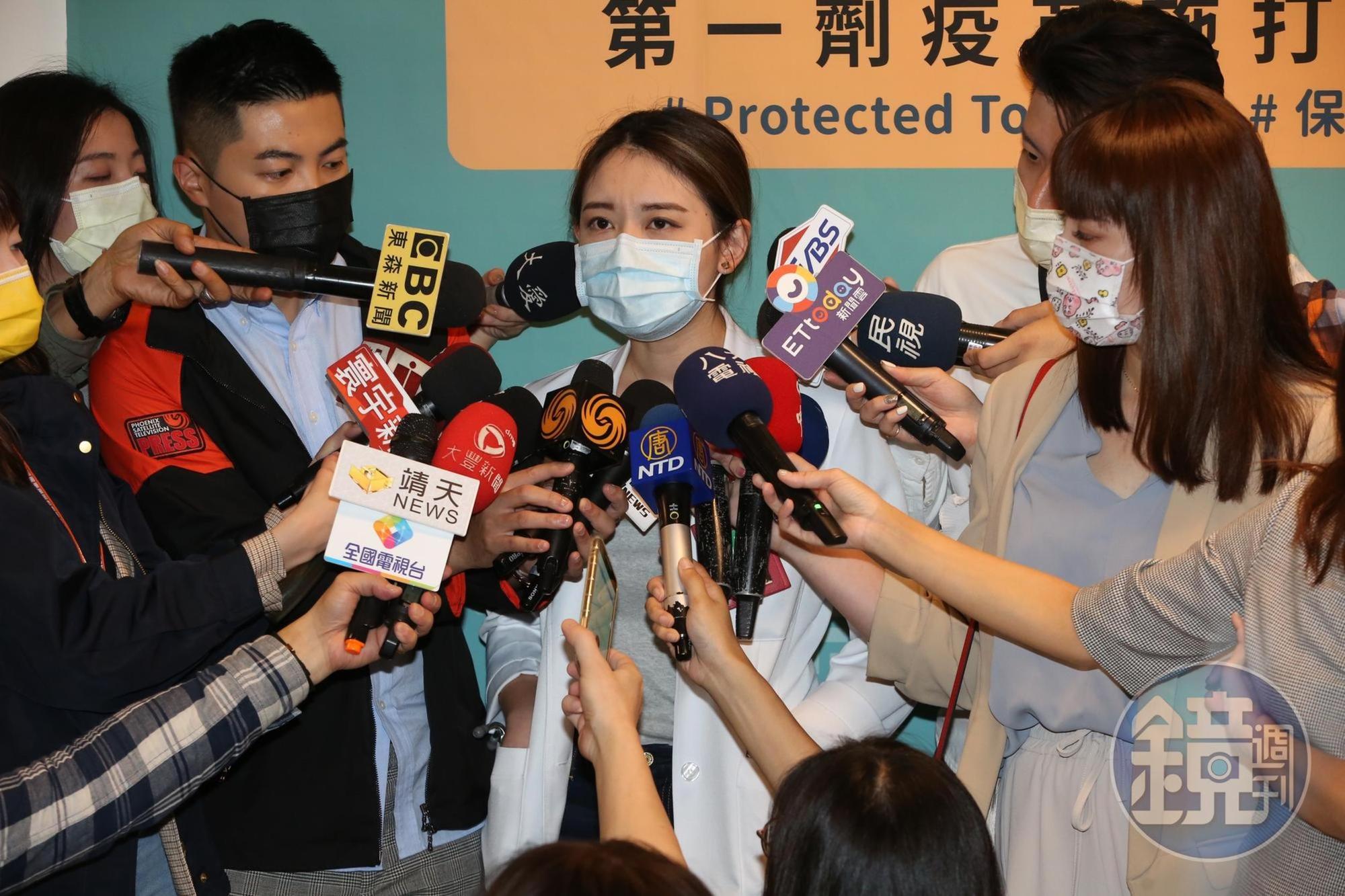 亞東醫院家醫科醫師翁資閔指出，民眾無需太憂心疫苗可能會有血栓副作用。