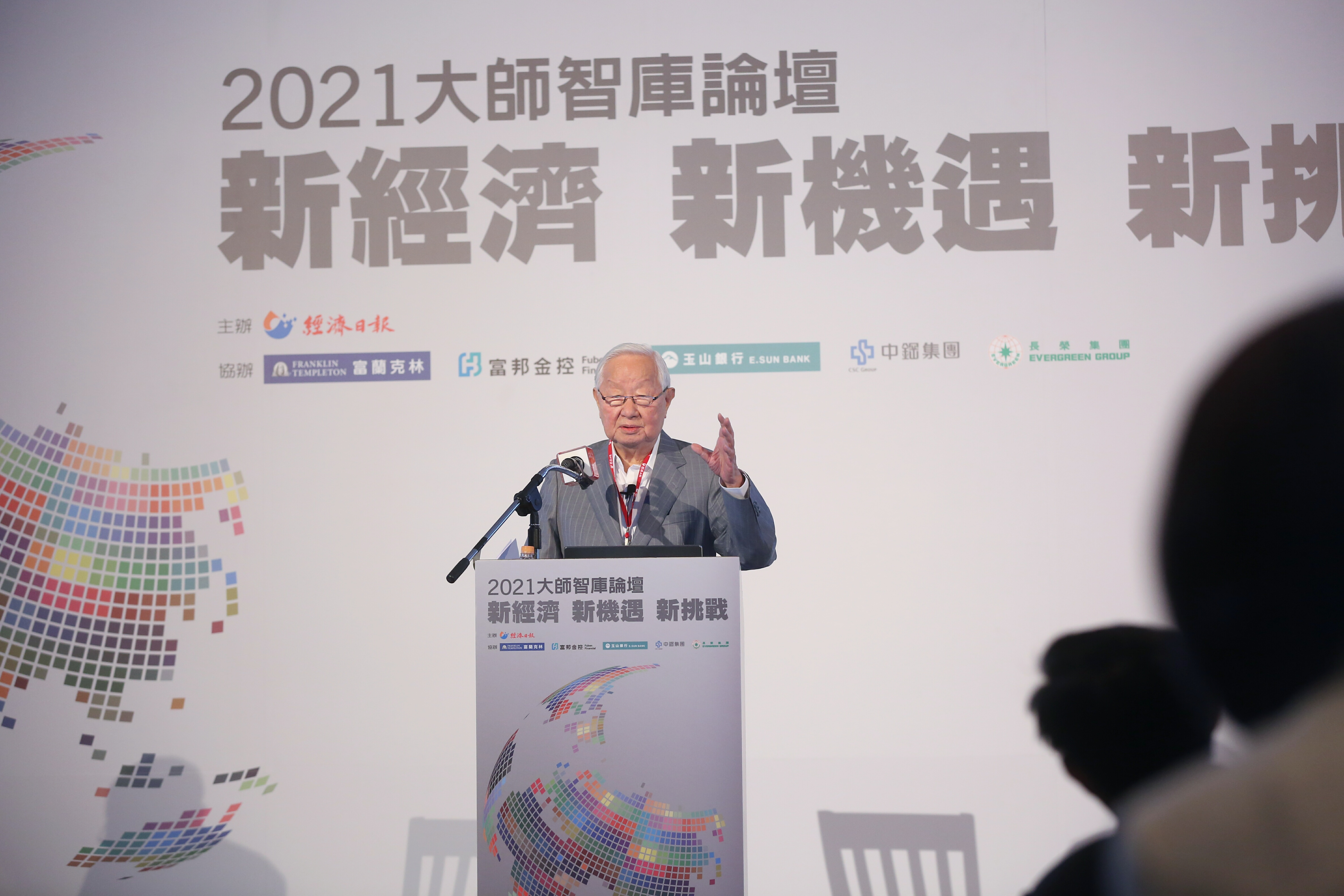 張忠謀希望，政府、社會和台積電要守住晶圓代工產業在台灣的優勢。